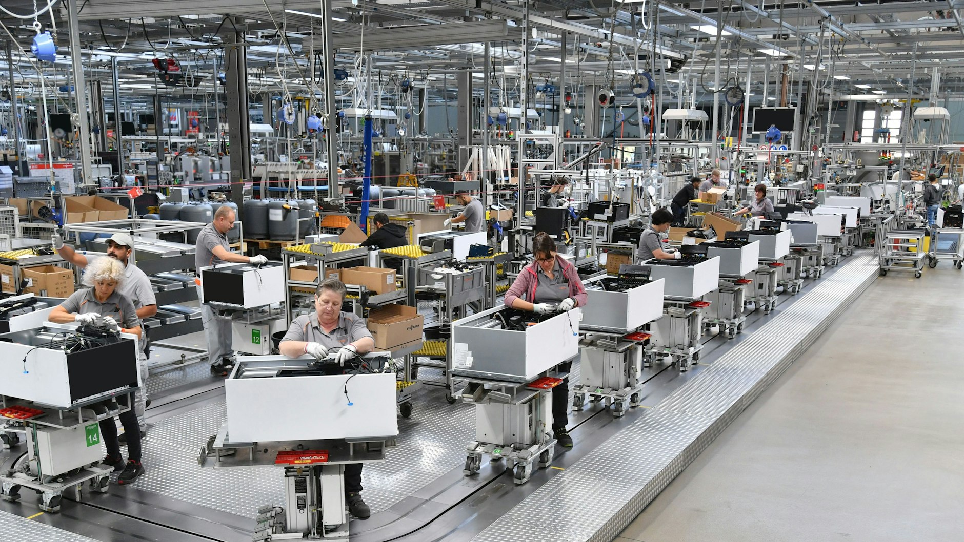 Die Fertigungshalle für Wärmepumpen bei Viessmann. Der hessische Heizungsbauer Viessmann verkauft seine Klimasparte einschließlich der lukrativen Wärmepumpen an den US-Konkurrenten Carrier Global.