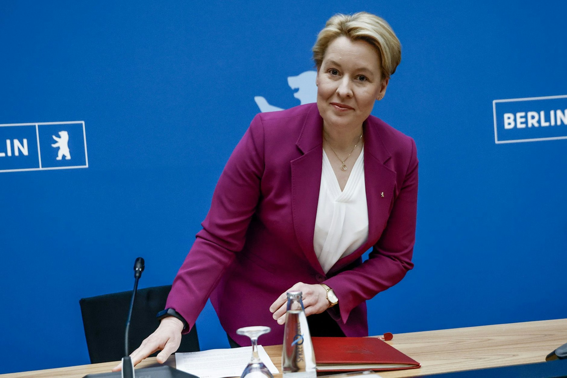 Franziska Giffey (SPD), noch Regierende Bürgermeisterin von Berlin, vor der Presse.  