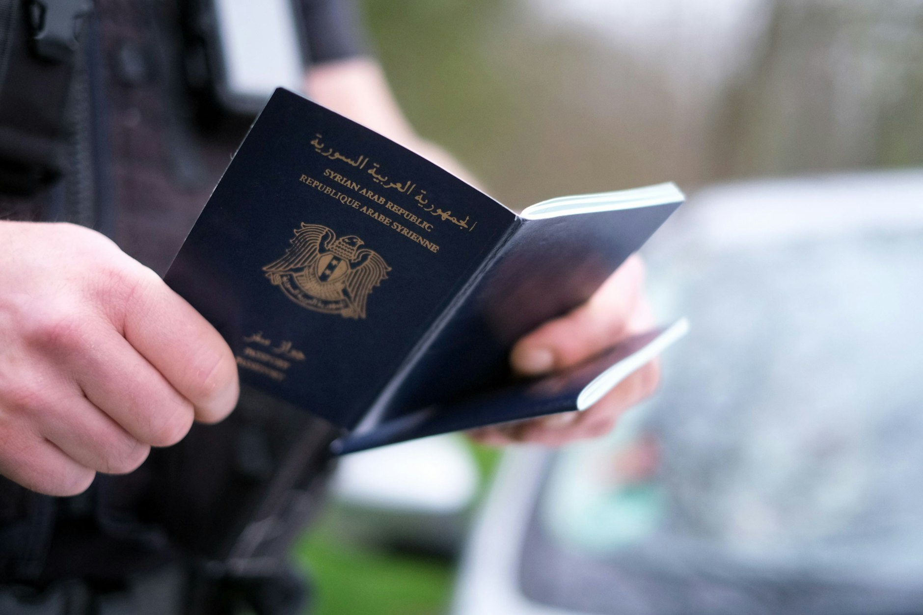 Viele Eingereiste zeigen syrische Pässe vor.