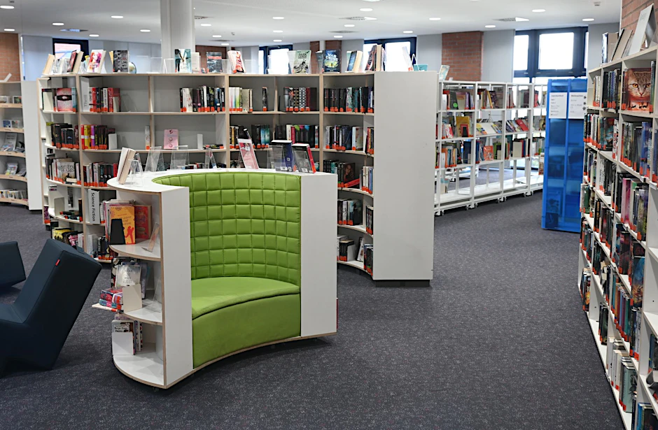 ARCHIV - Eine öffentliche Bibliothek in Frankfurt/Main.  
