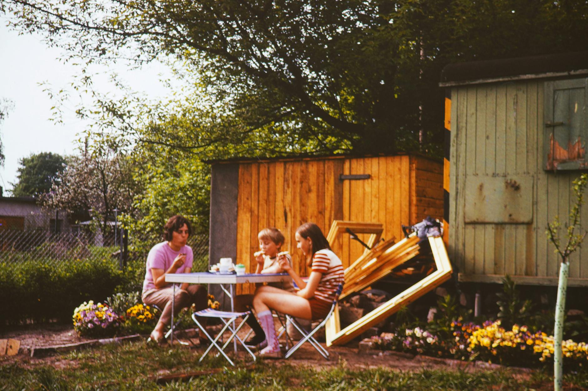 Alles schön improvisiert - Familie im Kleingarten in den 70ern.