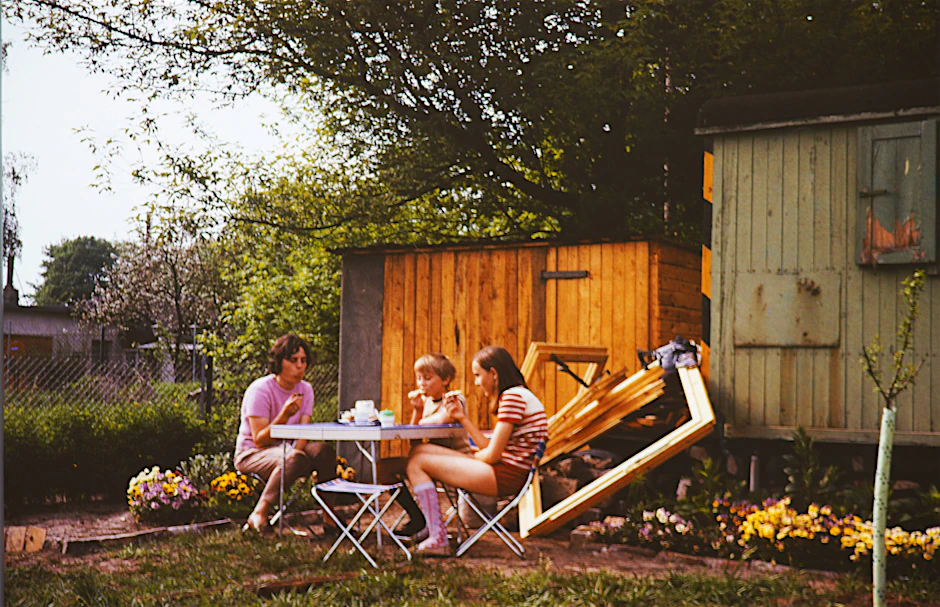 Alles schön improvisiert - Familie im Kleingarten in den 70ern.