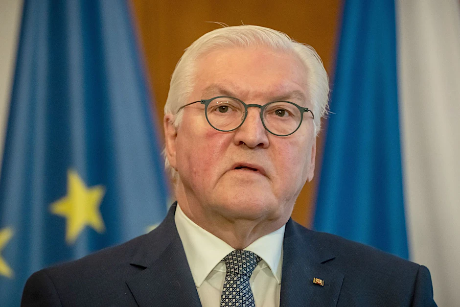 ARCHIV - Bundespräsident Frank-Walter Steinmeier spricht bei einer Pressekonferenz im Schloss Bellevue.  