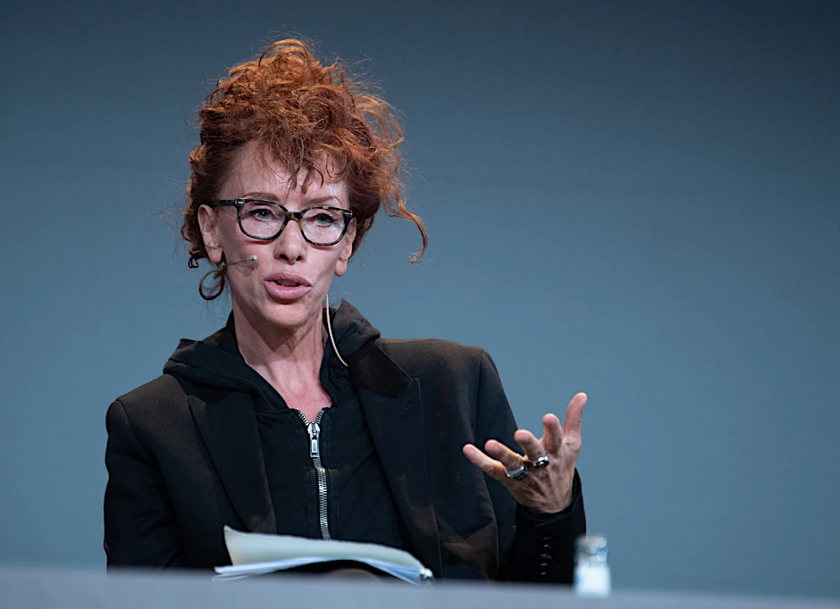 ARCHIV - Die Schriftstellerin Sibylle Berg liest.  
