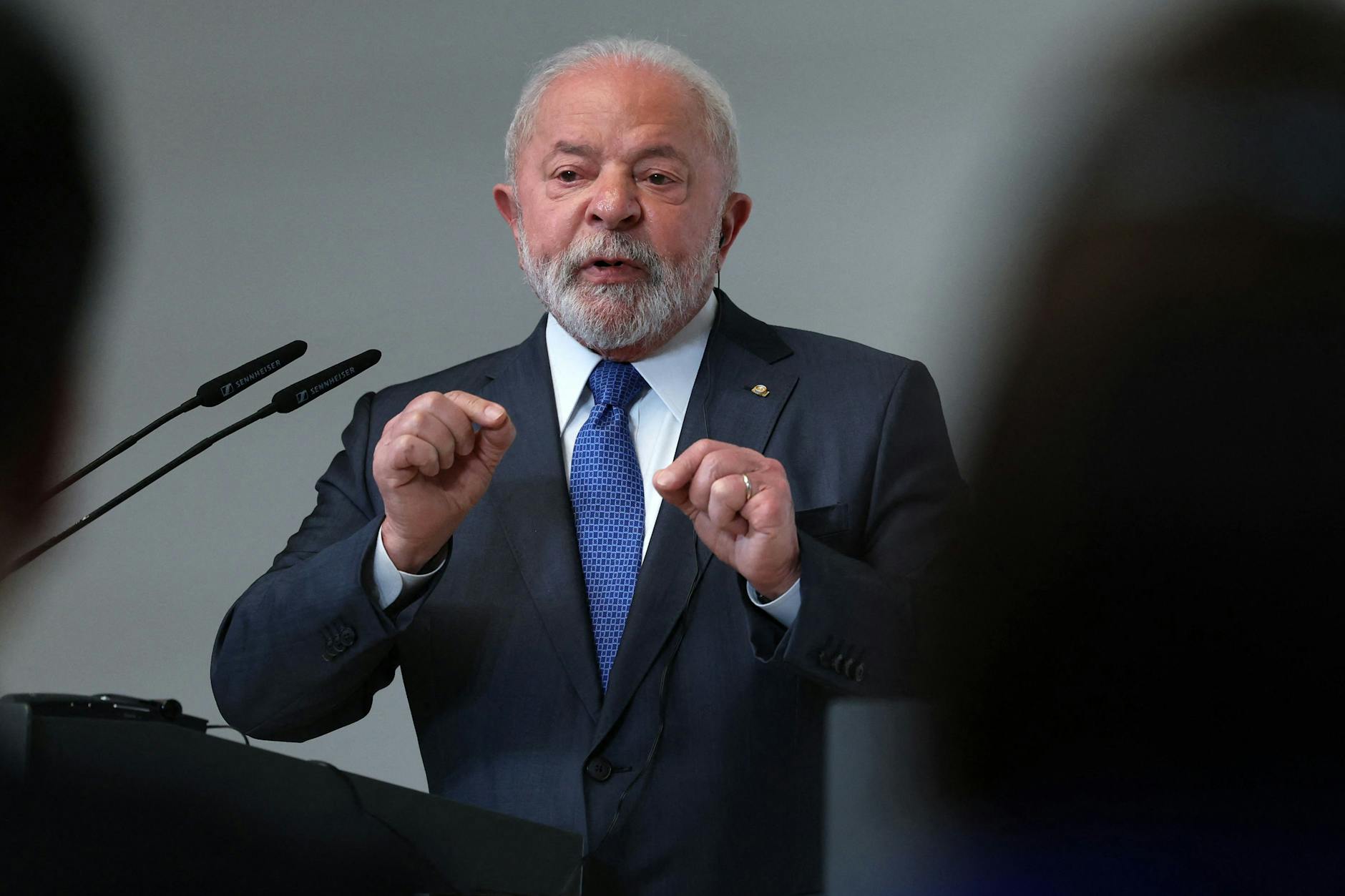 Der brasilianische Präsident Luiz Inacio Lula da Silva gab am Mittwoch eine gemeinsame Pressekonferenz mit dem spanischen Premierminister im La Moncloa-Palast in Madrid.