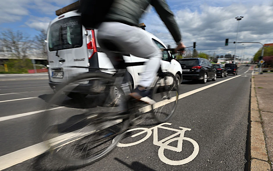 Ein Fahrradfahrer auf der Radspur.  