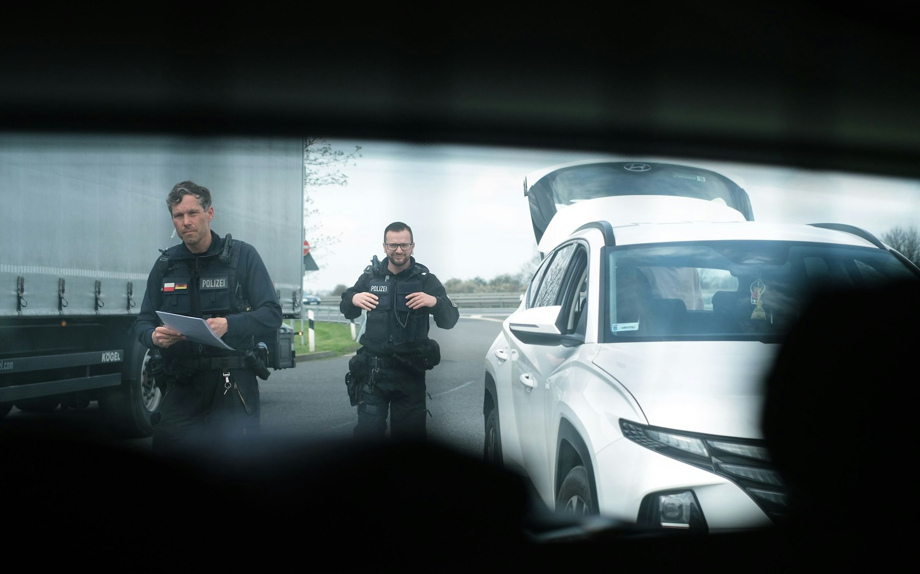 Andreas Matthies und Tony Schröder haben auf der Autobahn einen verdächtigen Wagen gestoppt.