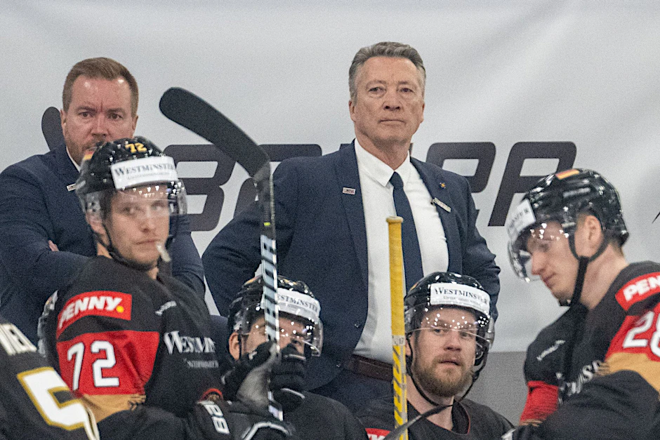 Bundestrainer Harold Kreis steht hinter der Auswechsebank.  