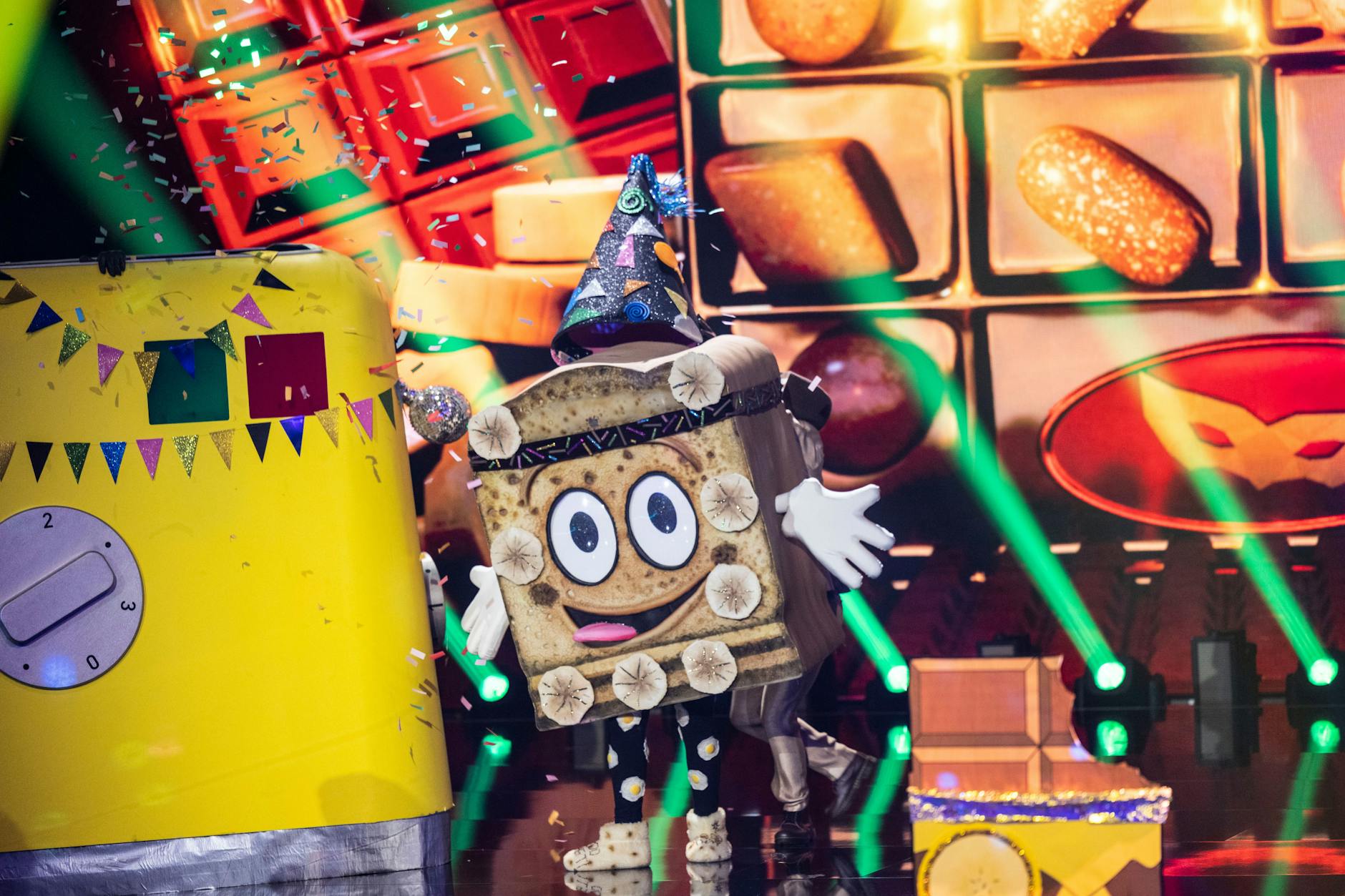 Der Toast amüsiert die Zuschauer bei „The Masked Singer“ mit seiner Quietsche-Stimme. Nur: Wer steckt im Kostüm?