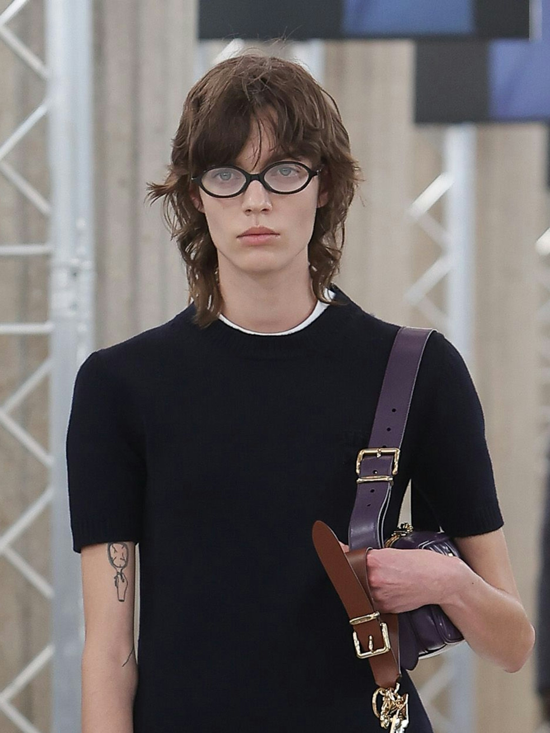 Bei Miu Miu wird der Wolf Cut mit einer braven Brille gepaart. Eine super Kombi!