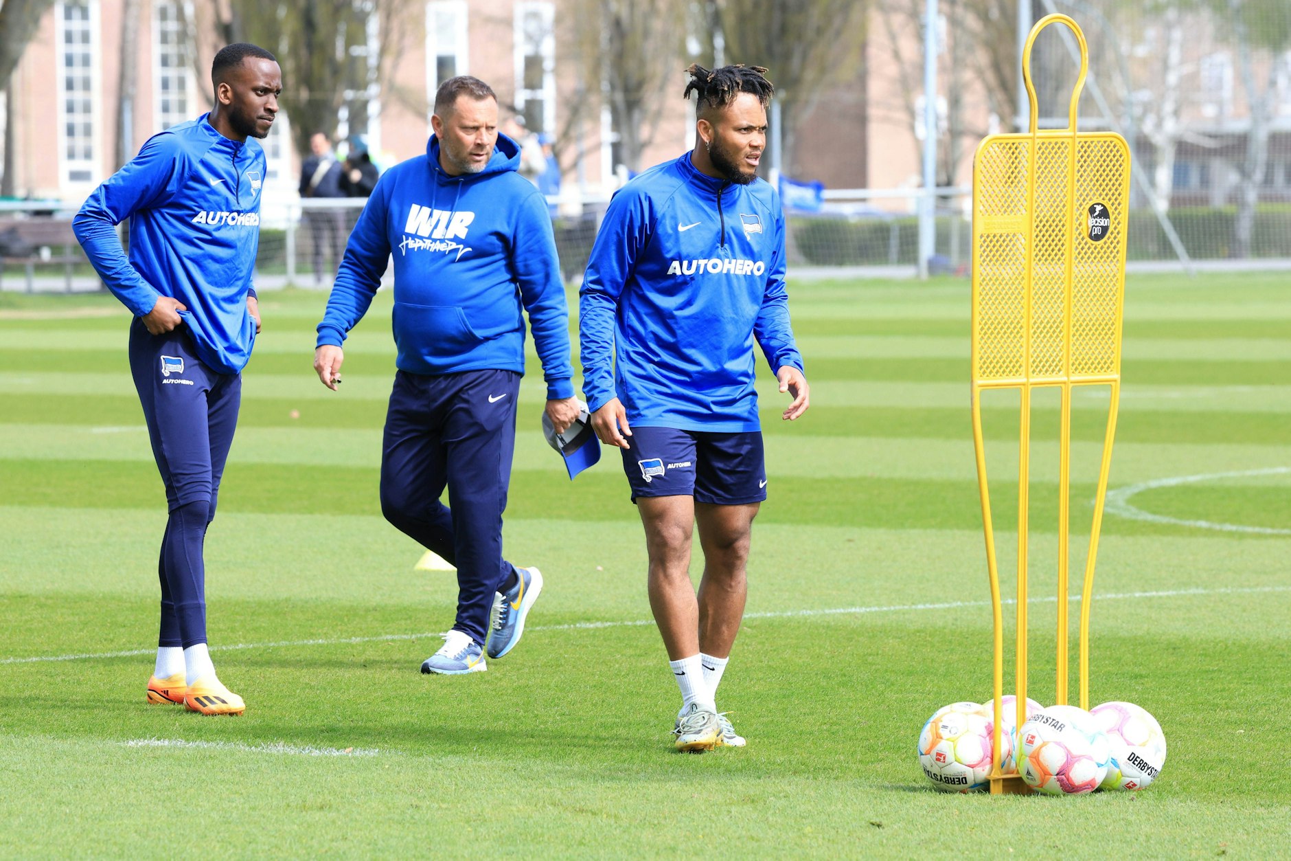 Trainer Pal Dardai (Mitte) mit seinen beiden schnellsten Spielern: Dodi Lukebakio (l.) und Chidera Ejuke.