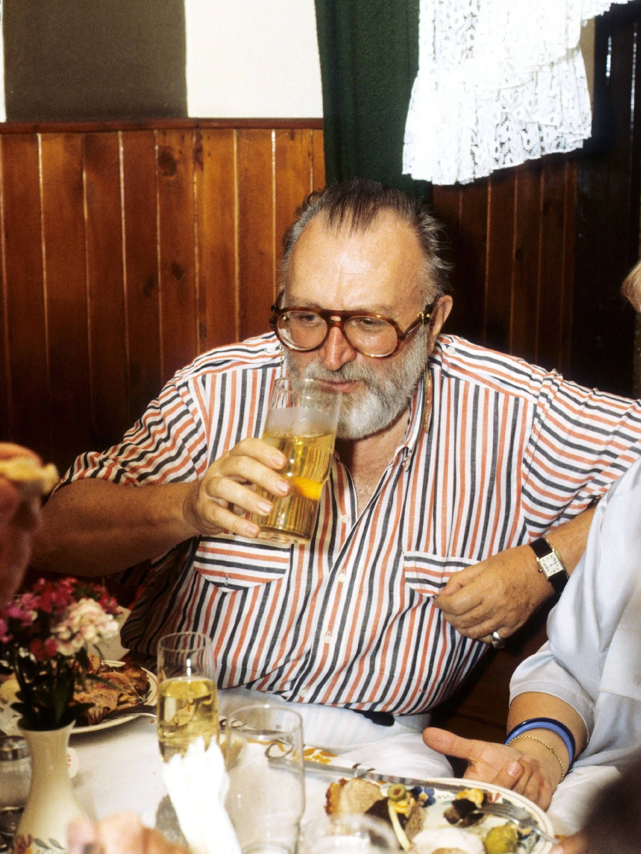 Italo-Regisseur Sergio Leone 1986 im Berliner Metzer Eck mit Superfest-Bierglas.&nbsp;