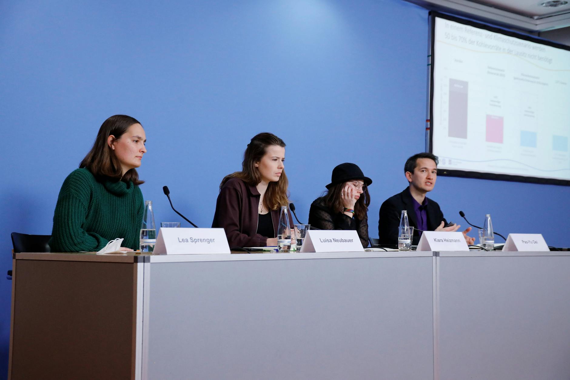 Die Klimaschutz-Aktivistinnen Lea Sprenger, Luisa-Marie Neubauer und Klara Heizmann und Prof. Dr. Pao-Yu Oei bei der Vorstellung der Studie, die von Fridays for Future in Auftrag gegeben wurde.