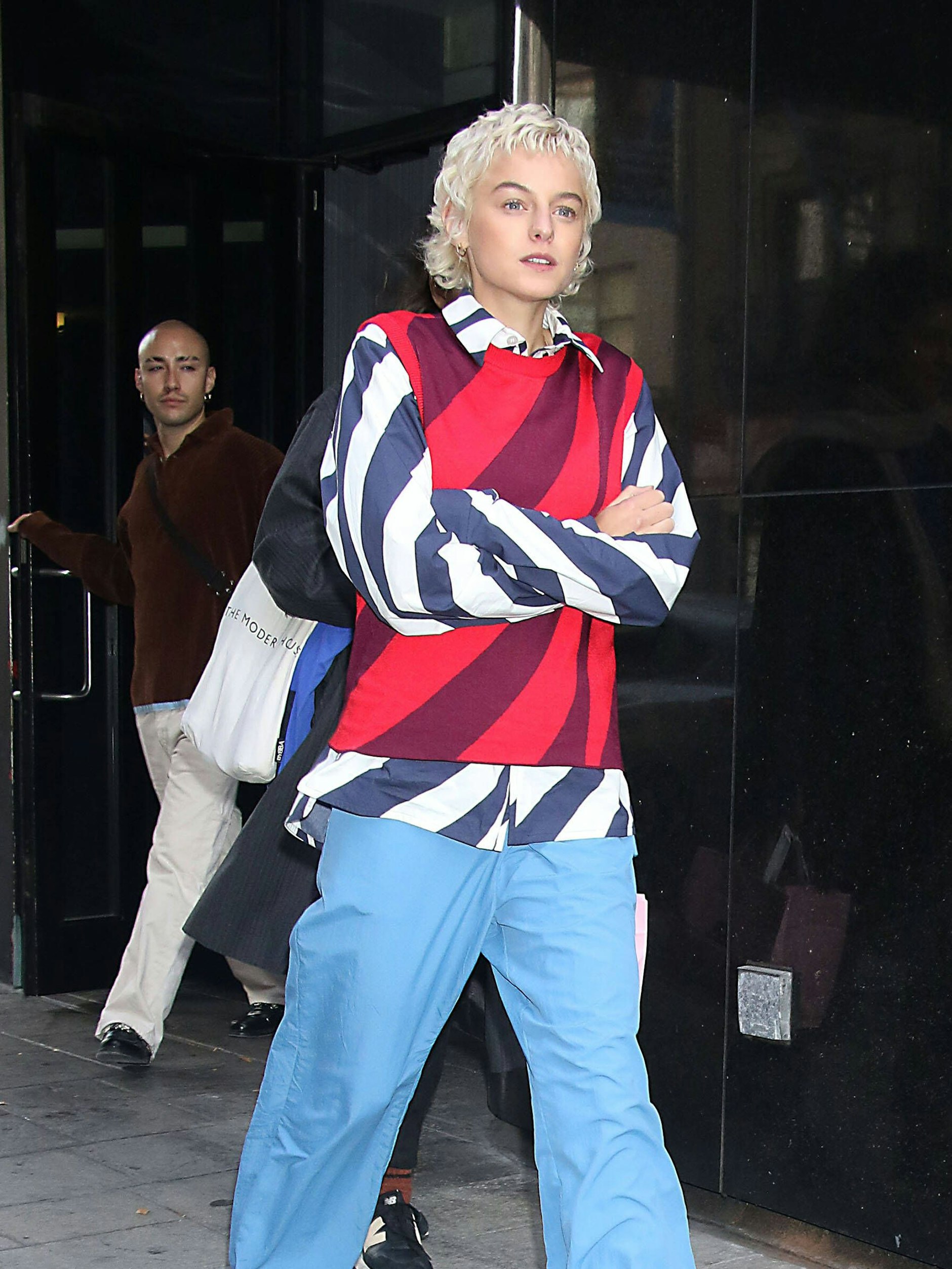 Die Frisur von Emma Corrin funktioniert auch fluffig gestylt.