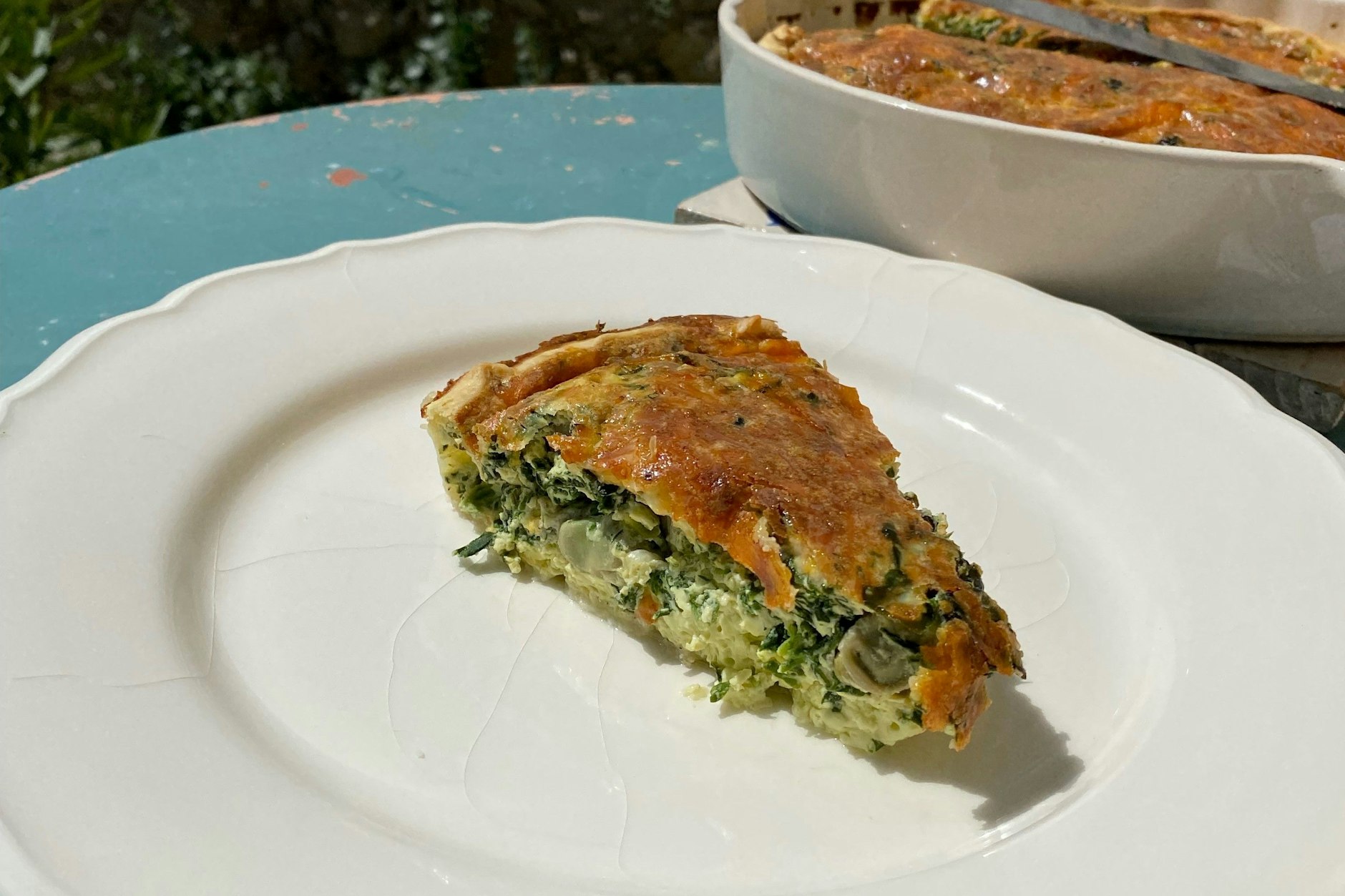 Coronation Quiche: Saubohnen, Eier, Käse, Spinat und viel Estragon. Alles Lebensmittel, die rasch zur Hand sind.