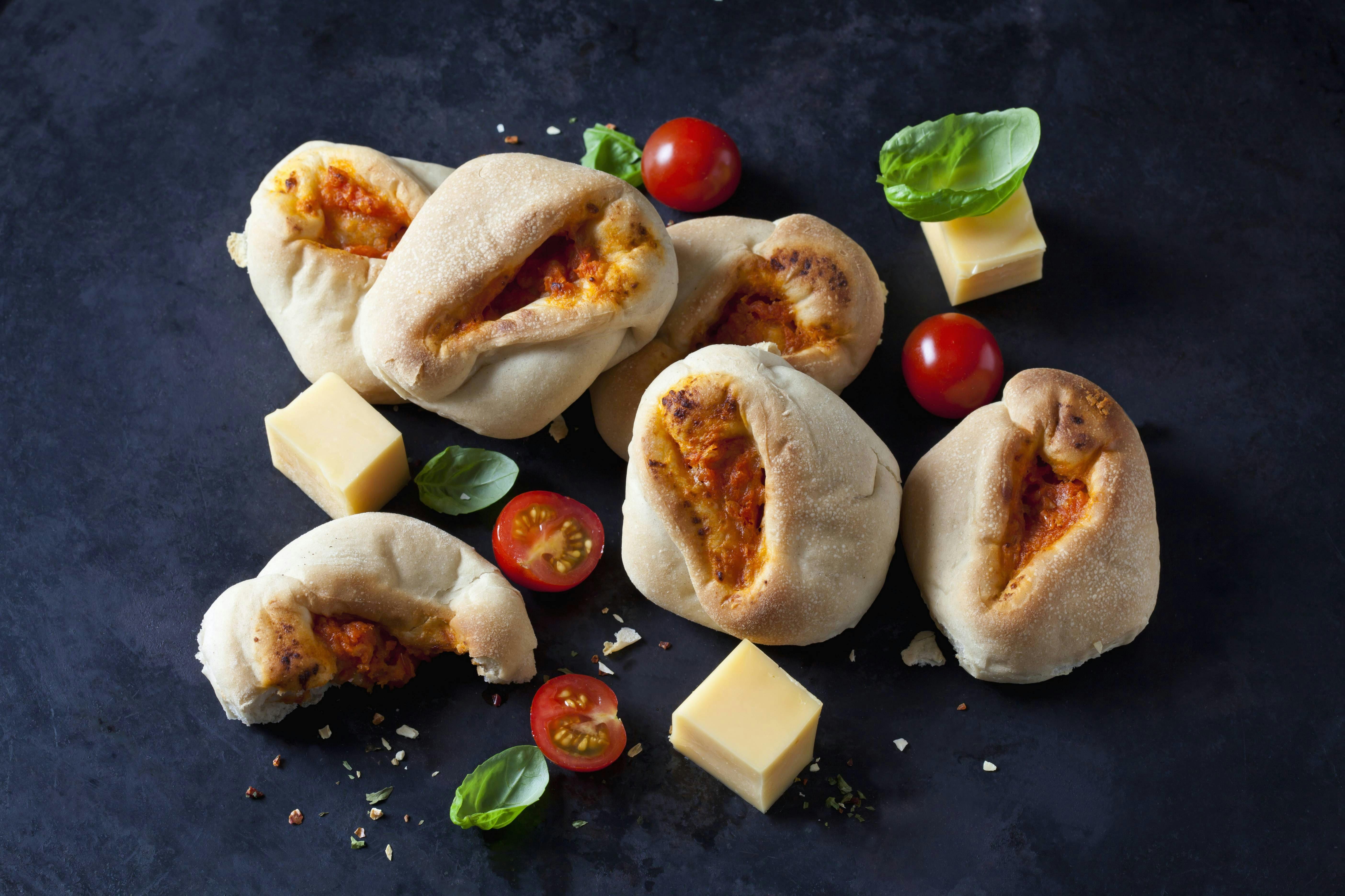 Schneller Snack fürs Abendbrot? Hier kommt das Rezept für Pizza-Schnecken