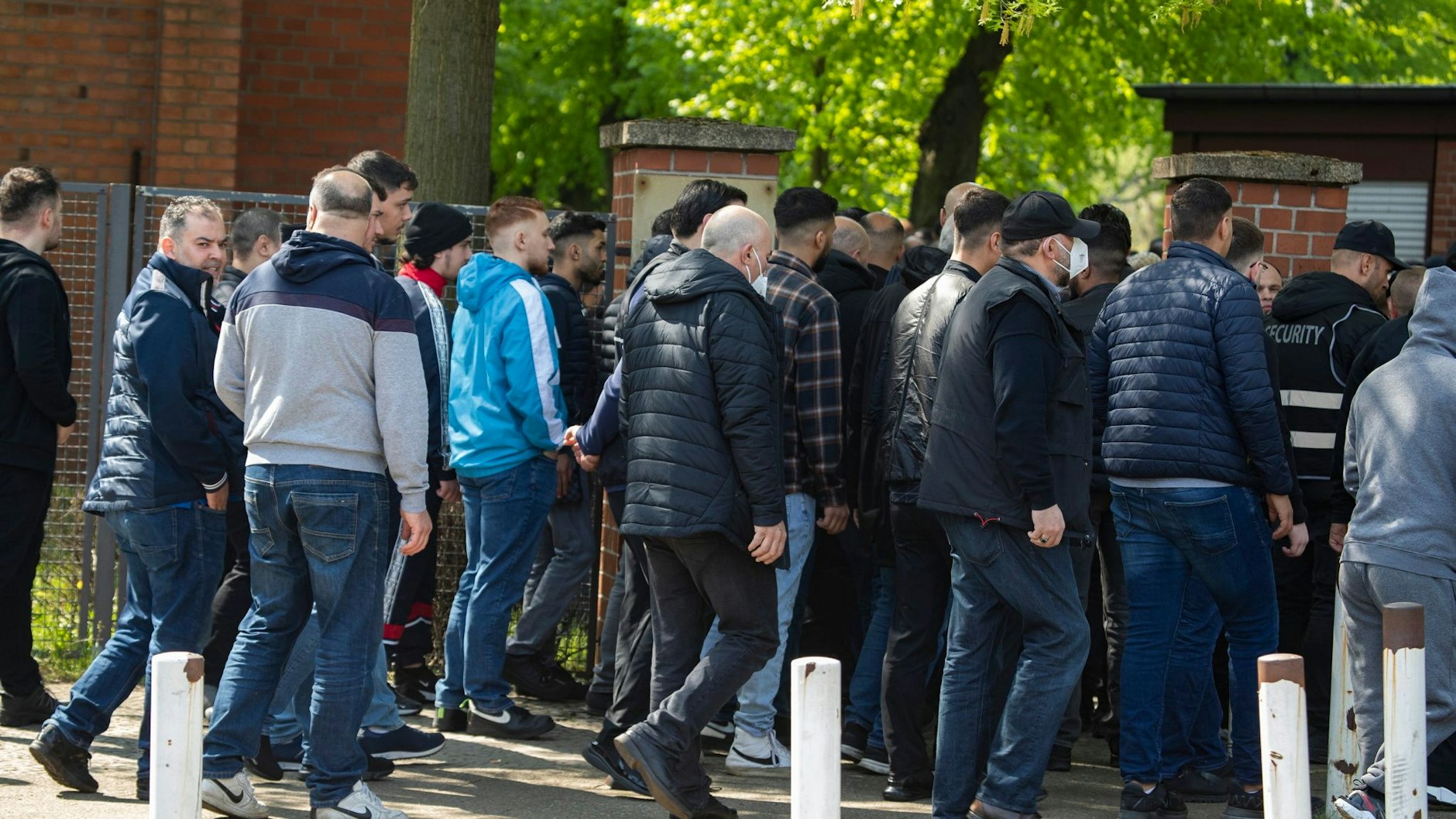 Bei der Beisetzung von Mohamed R. auf dem Zwölf-Apostel-Kirchhof in Schöneberg gab es großen Andrang.