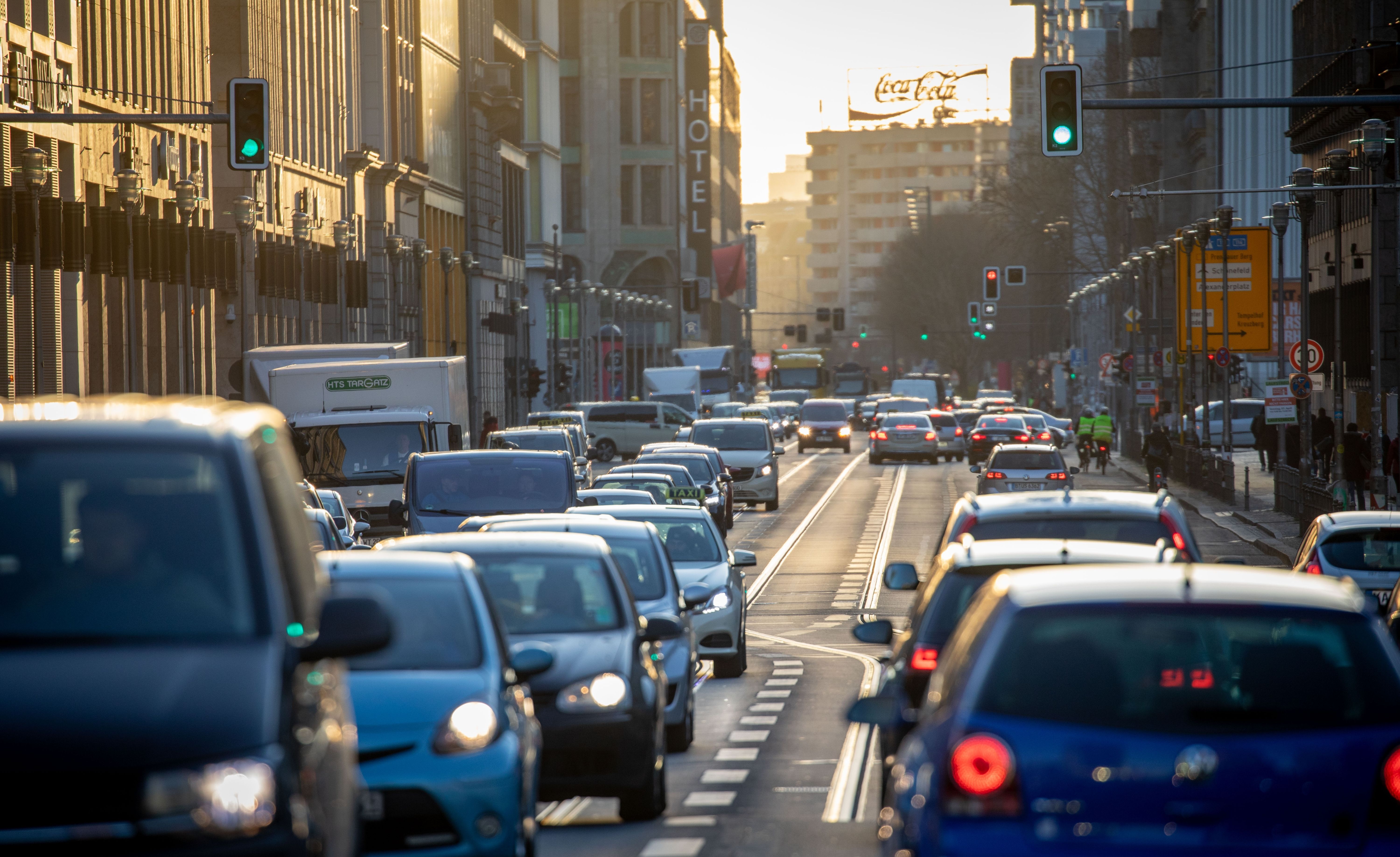 Image - Klimakleber, Staus, Baustellen: Hier stockt der Verkehr in Berlin am Freitag