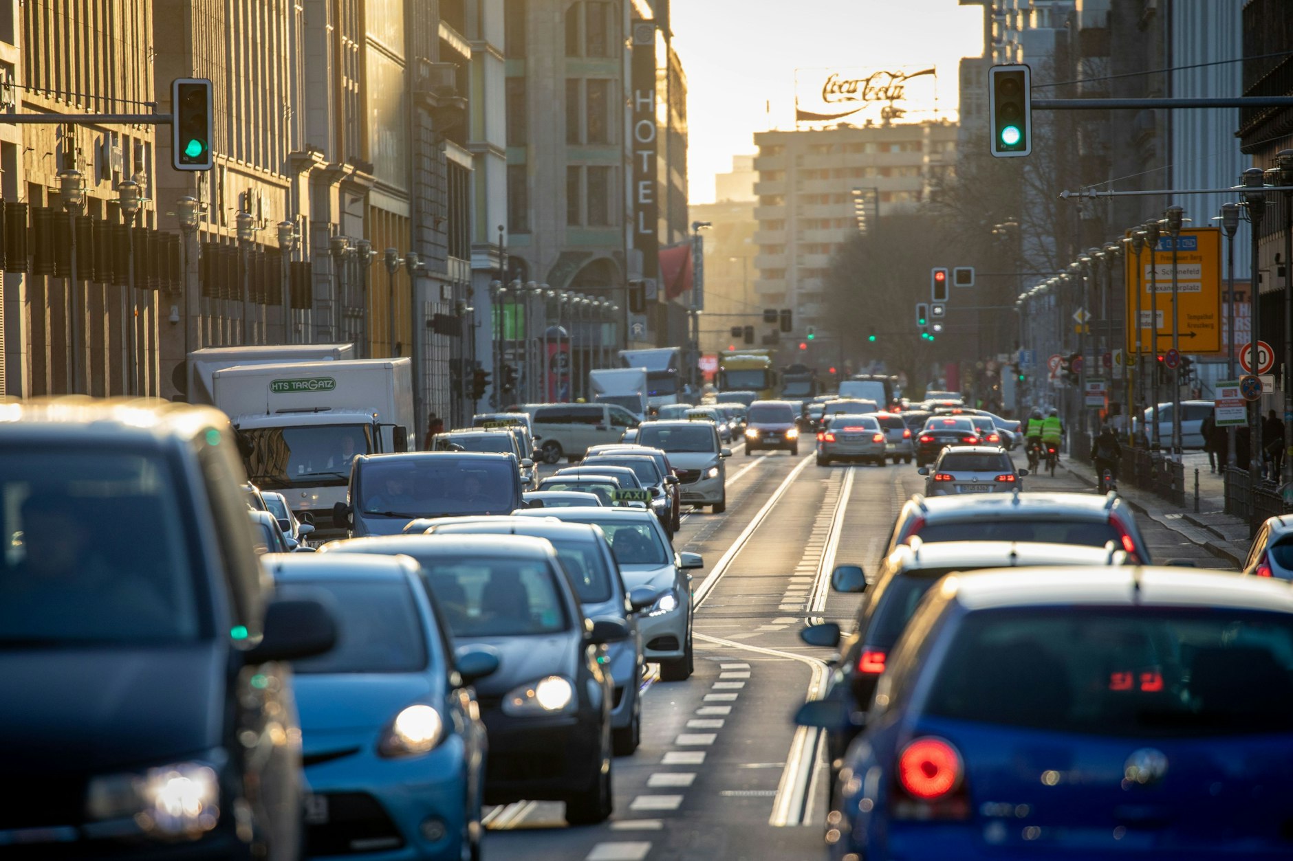 Autos reihen sich auf der Leipziger Straße aneinander. Auch am Freitag kann es im Berliner Straßenverkehr wieder eng werden. 