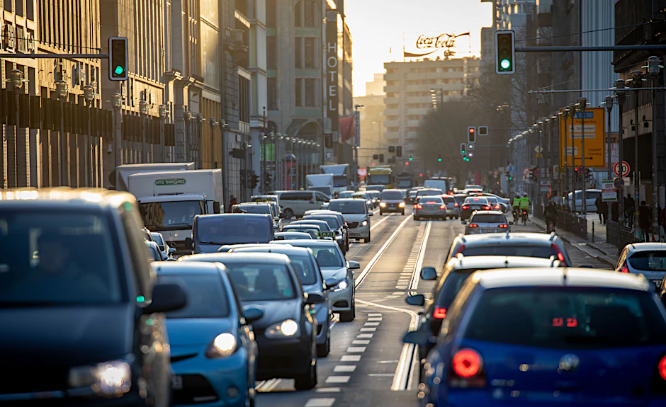 Bei den Berliner Verkehrsbetrieben (BVG) gibt es am Freitag einen Warnstreik. Deshalb dürften die Straßen noch deutlich voller werden, als sonst. Zudem werden viele Hauptstädter nach dem letzten Schultag vor den Winterferien in den Urlaub starten.&nbsp;&nbsp;