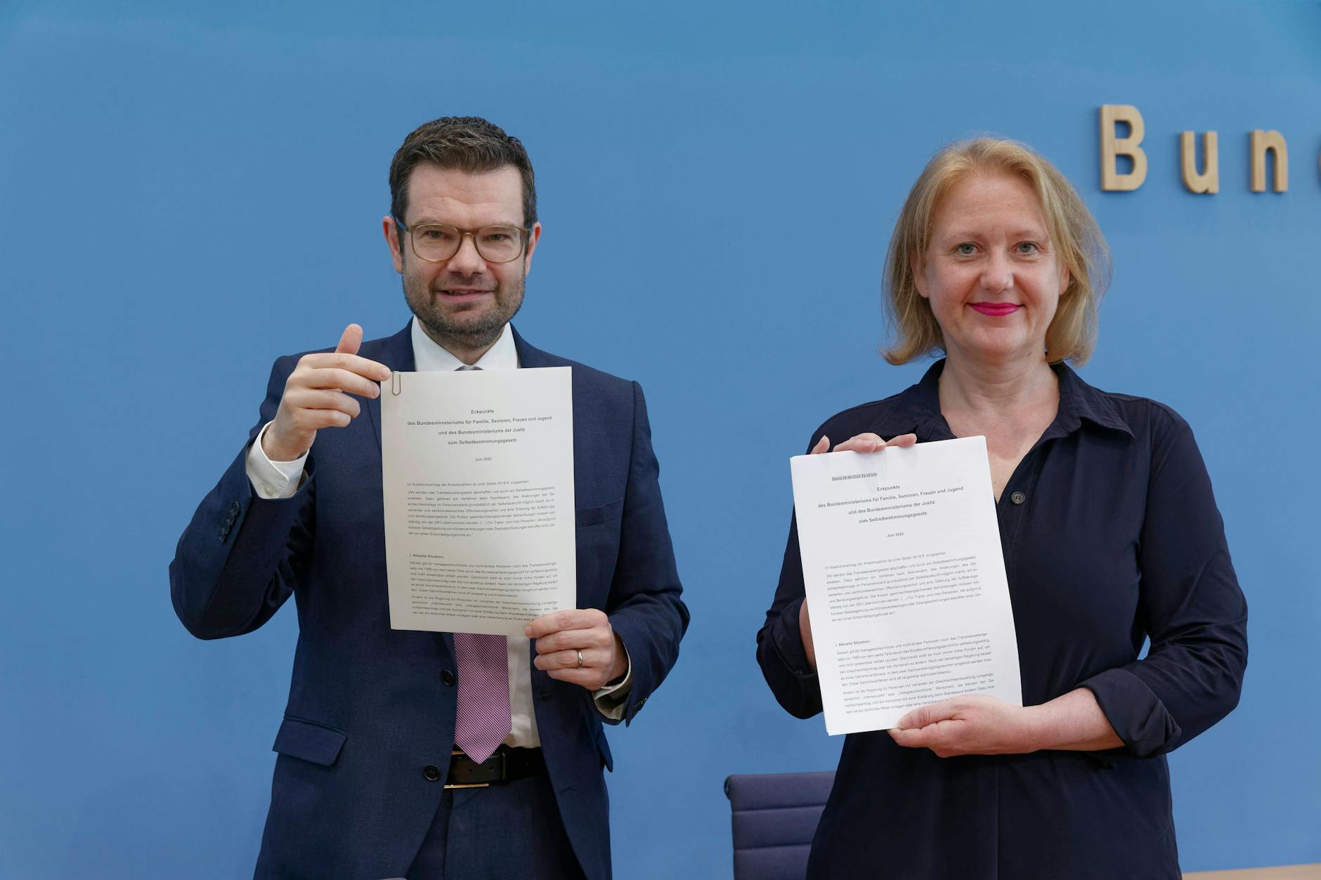 Vor fast einem Jahr stellten FDP-Bundesjustizminister Marco Buschmann und die grüne Bundesfamilienministerin Lisa Paus Eckpunkte zum nun fertiggestellten Selbstbestimmungsgesetz vor.