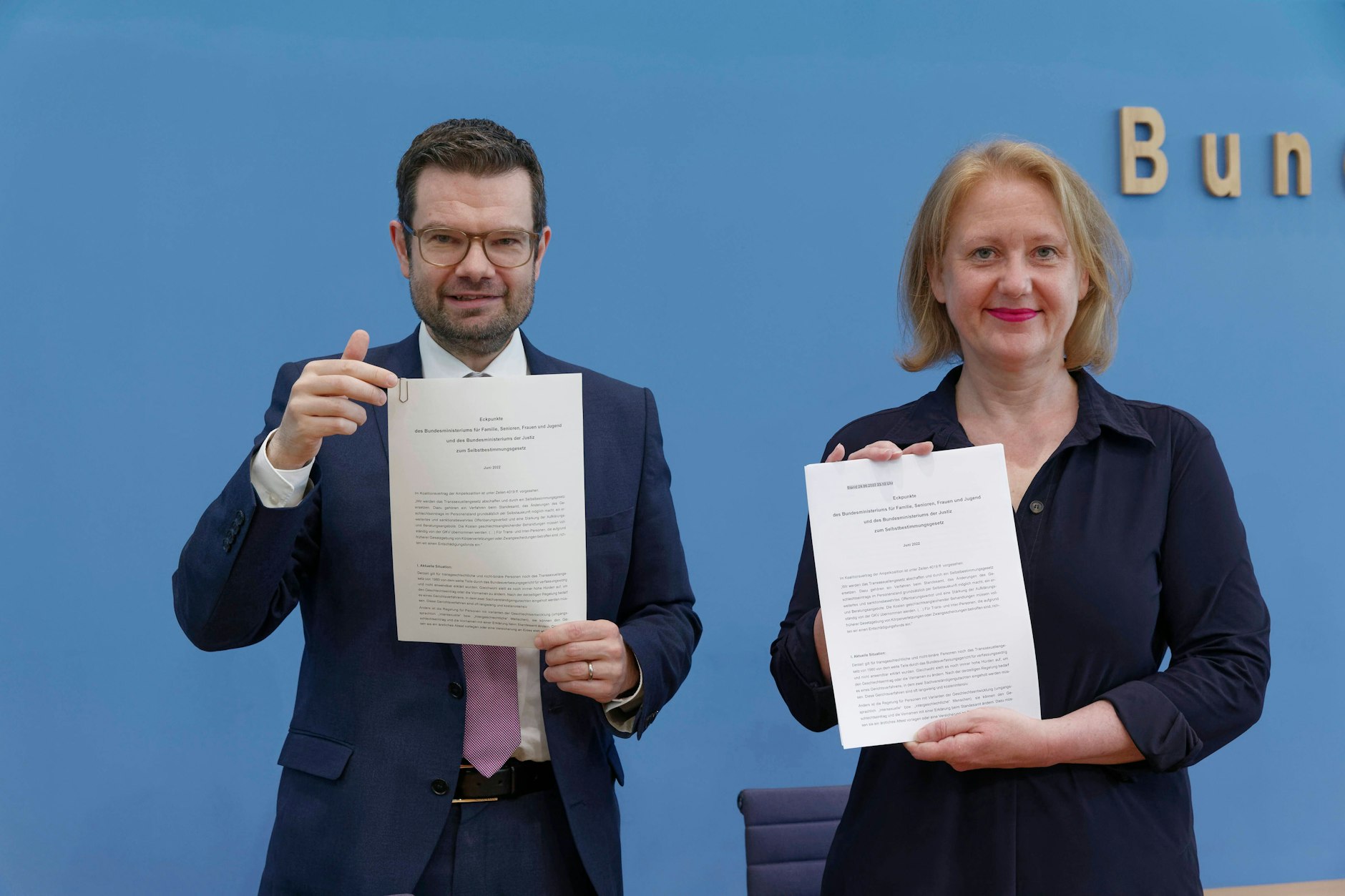 Vor fast einem Jahr stellten FDP-Bundesjustizminister Marco Buschmann und die grüne Bundesfamilienministerin Lisa Paus Eckpunkte zum nun fertiggestellten Selbstbestimmungsgesetz vor.