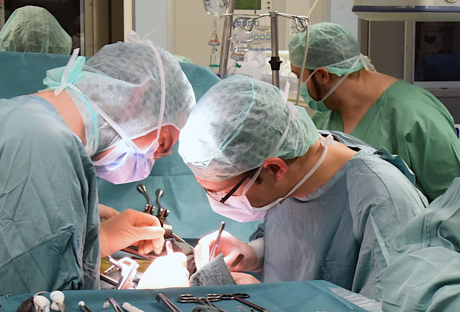 ARCHIV - Im Transplantationszentrum am Leipziger Universitätsklinikum wird eine Niere beim Empfänger transplantiert.  