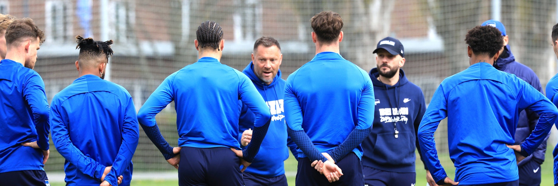 Pal Dardai (M.) bereitet die Profis von Hertha BSC auf den unangenehmen Trip nach München vor.