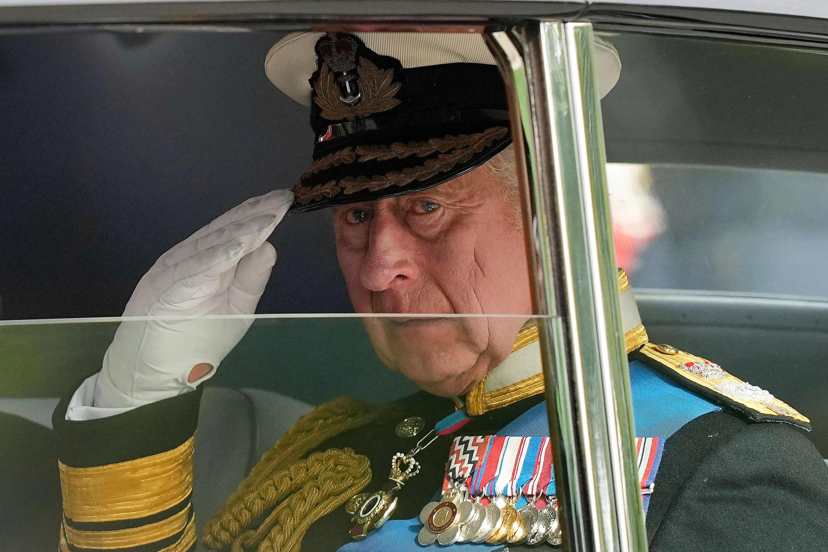 König Charles wird an seinem großen Tag anstelle seiner Schirmmütze eine Krone tragen.