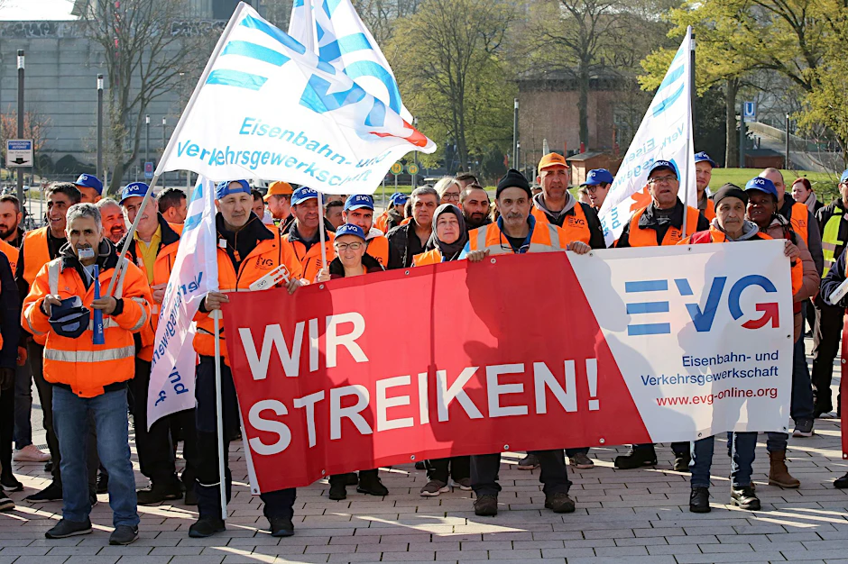 dpatopbilder - Warnstreikende der Eisenbahn- und Verkehrsgewerkschaft EVG bei einer Kundgebung vor dem Bahnhof Dammtor in Hamburg am vergangenen Freitag.  