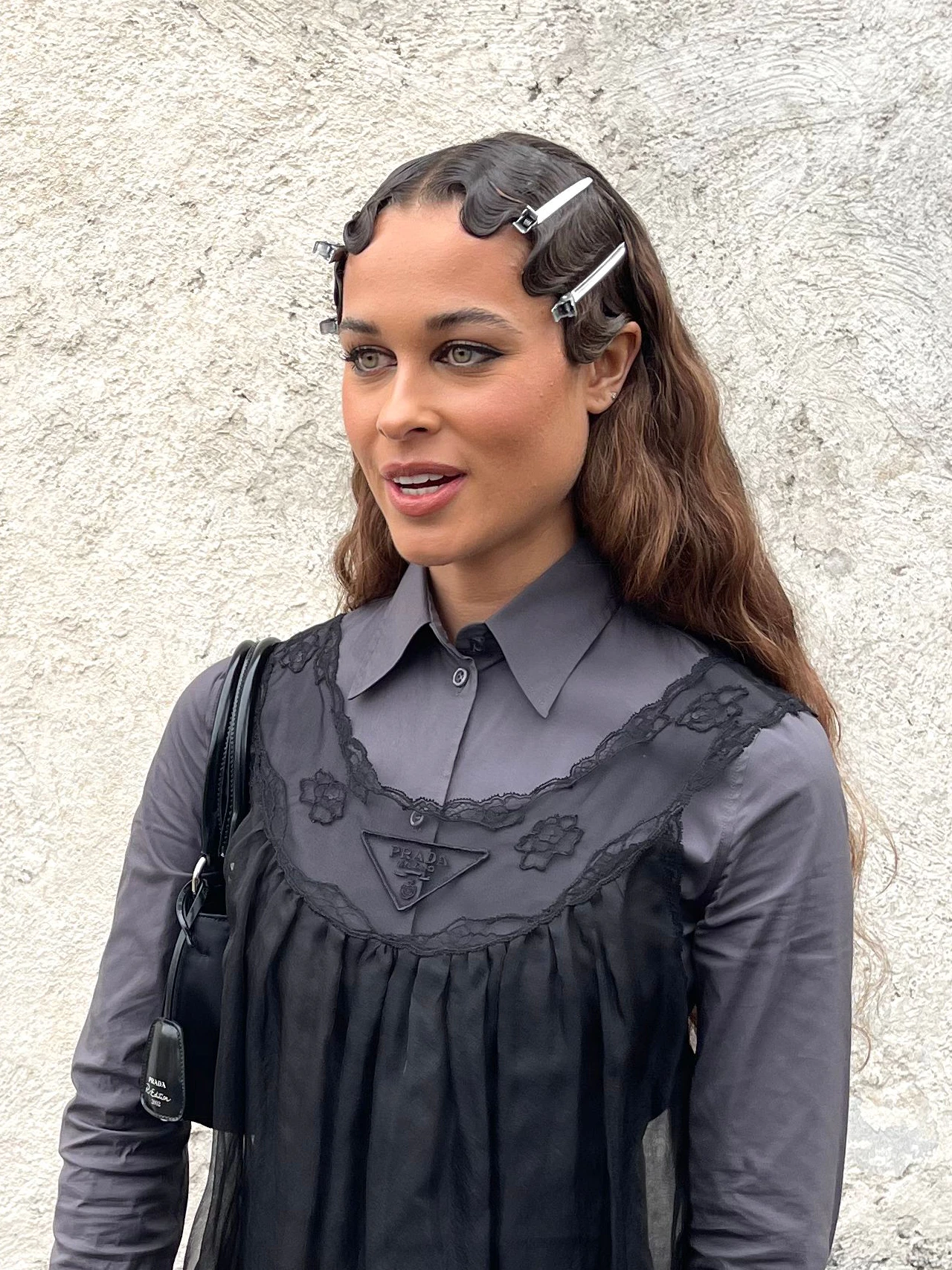 Bei dieser Schönheit im Prada-Outfit kommen die Haarklammern gut. In Kombination mit einem Normalo-Outfit wären sie fehl am Platz.
