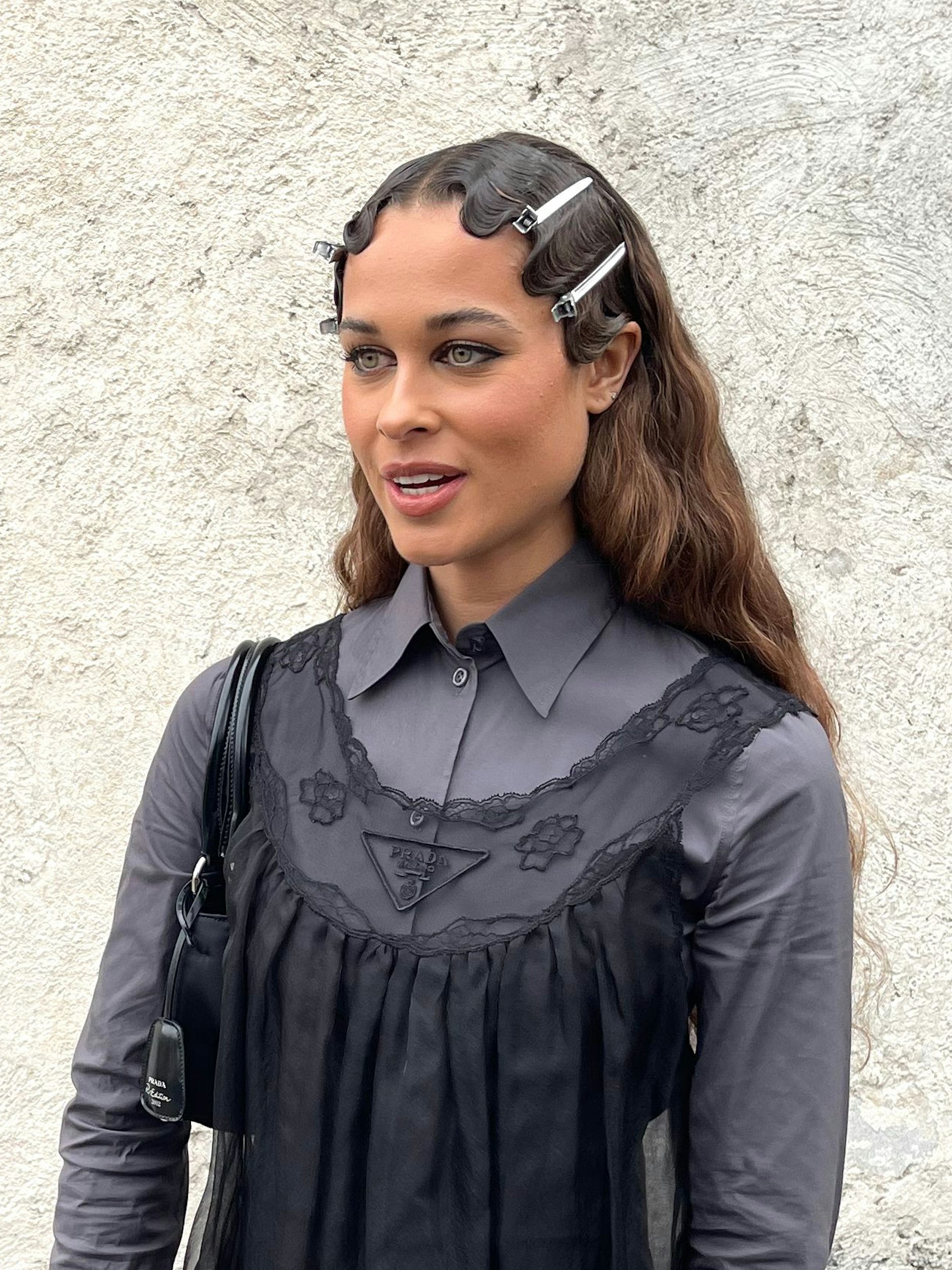 Bei dieser Schönheit im Prada-Outfit kommen die Haarklammern gut. In Kombination mit einem Normalo-Outfit wären sie fehl am Platz.