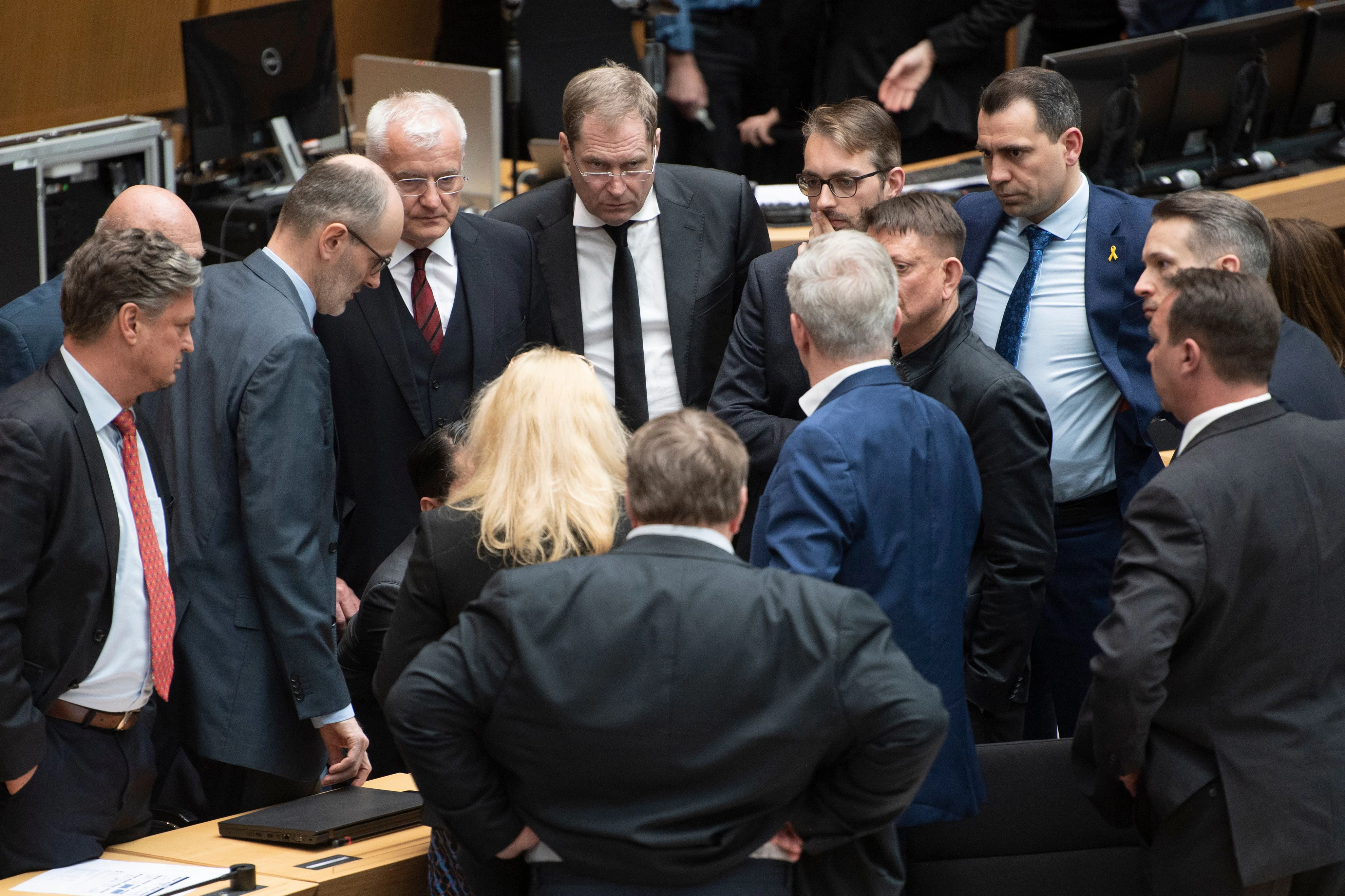 Mitglieder der AfD-Fraktion im Berliner Abgeordnetenhaus beraten sich vor dem dritten Wahlgang. Sie teilen wenig später mit, Wegner gewählt zu haben.&nbsp;