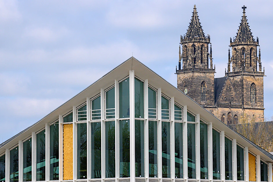 1969 wurde die Hyparschale (vorn) als Messe- und Ausstellungszentrum nach den Plänen des Bauingenieurs Ulrich Müther errichtet. Im Hintergrund ist der berühmte Dom zu sehen.