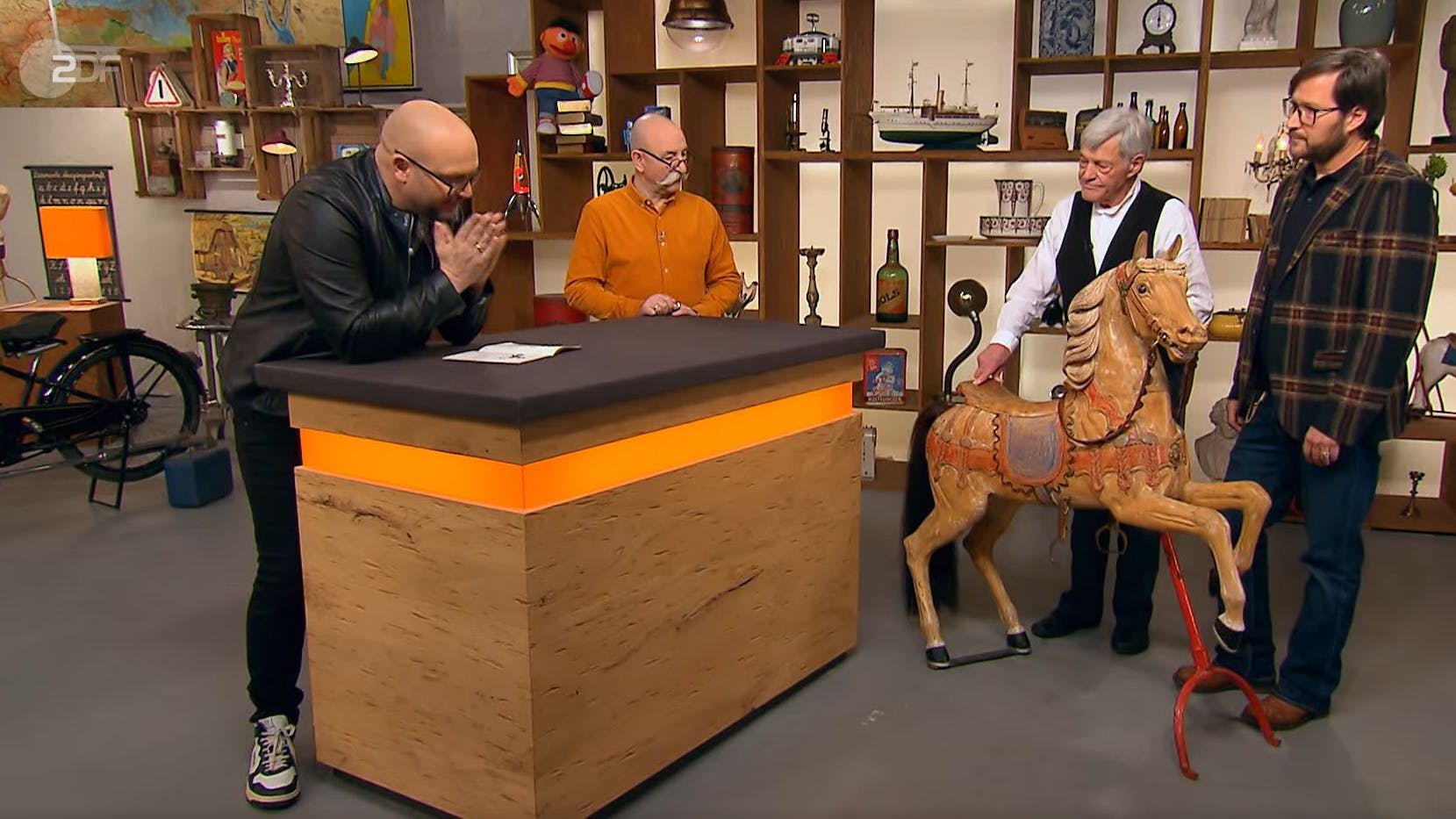 „Bares für Rares“-Experte Sven Deutschmanek, Horst Lichter und die Verkäufer Manfred und Sebastian. (v. l.)