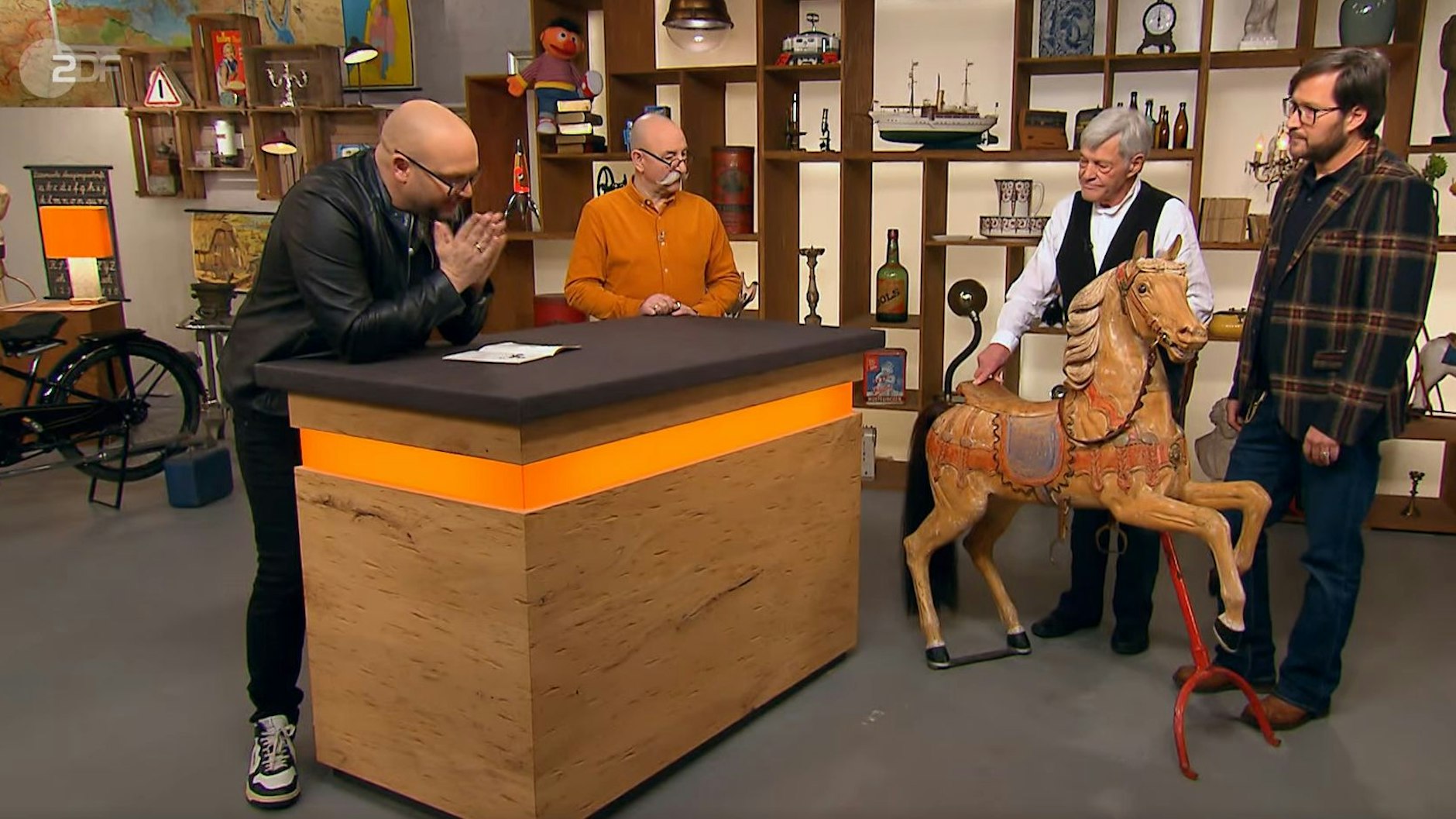 „Bares für Rares“-Experte Sven Deutschmanek, Horst Lichter und die Verkäufer Manfred und Sebastian. (v. l.)