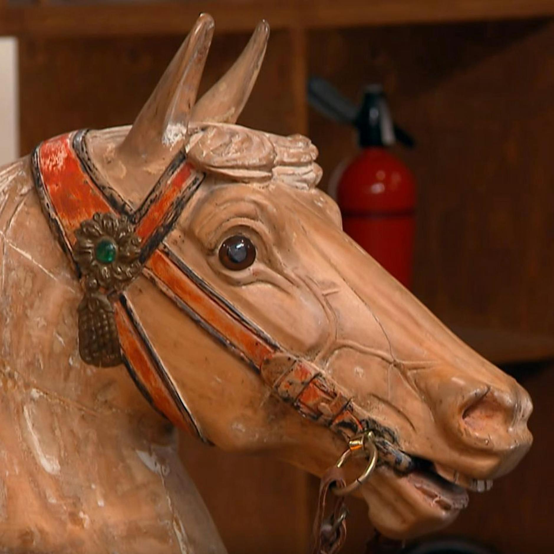 Antikes Karussellpferd verunsichert die „Bares für Rares“-Händler