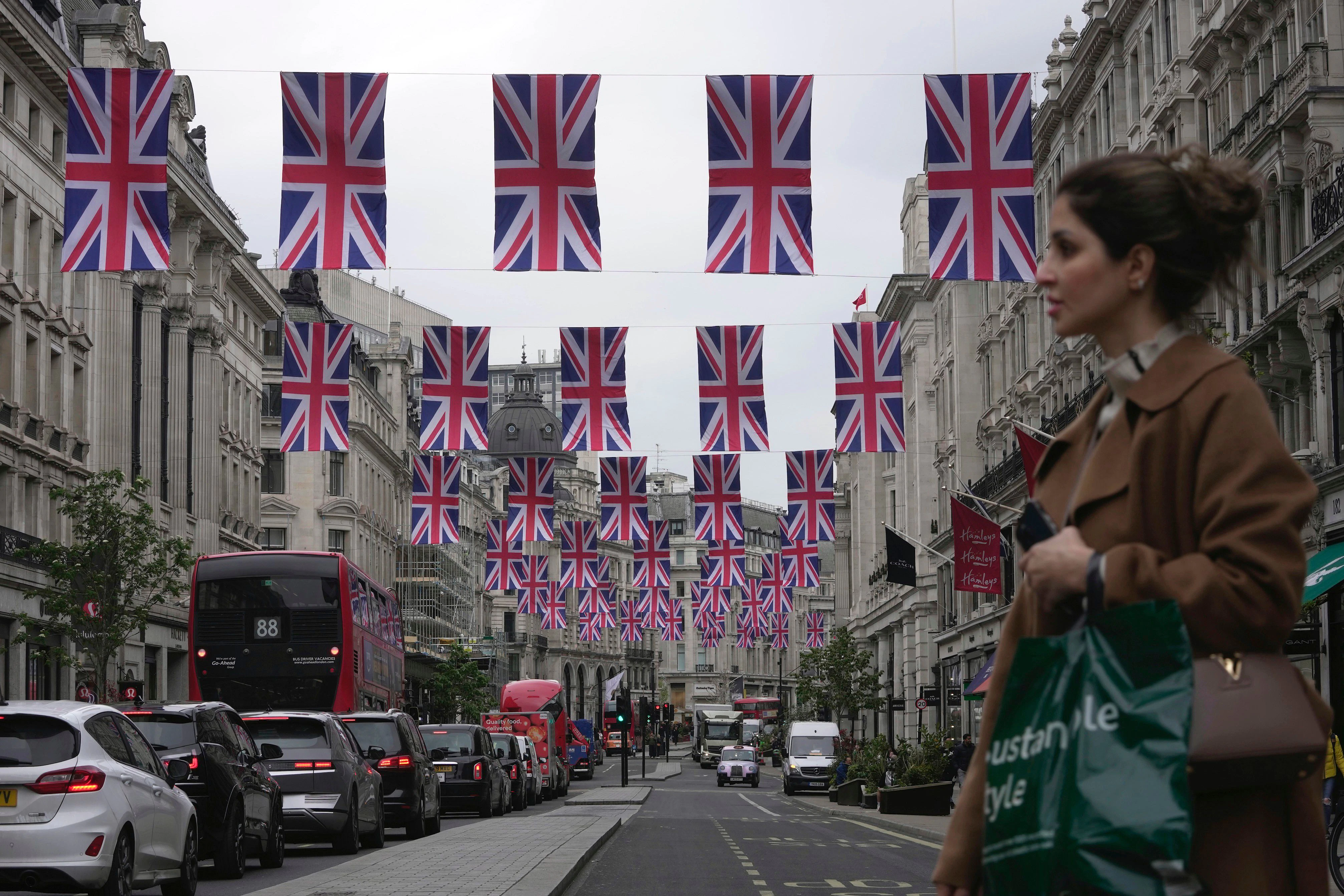 Nach 70 Jahren wird erstmals wieder ein britischer Monarch gekrönt. Das Volk bekommt einen Urlaubstag und darf feiern.