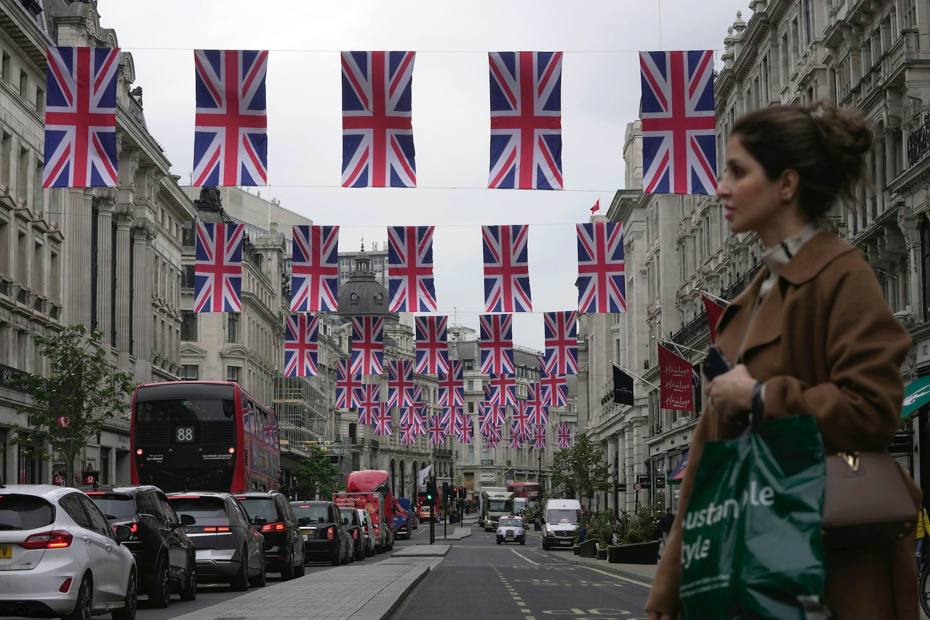Nach 70 Jahren wird erstmals wieder ein britischer Monarch gekrönt. Das Volk bekommt einen Urlaubstag und darf feiern.