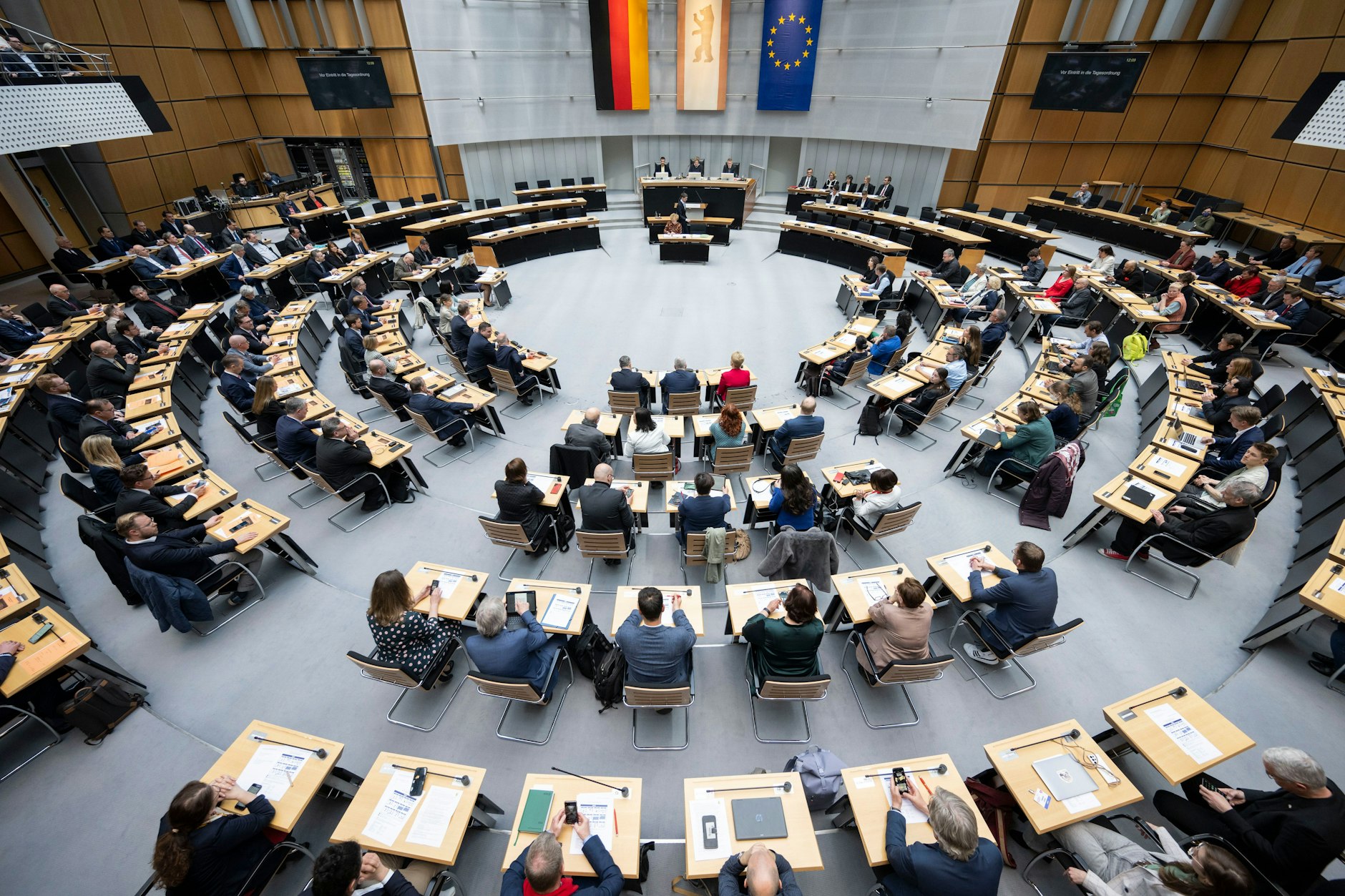 Das Abgeordneten haben Platz genommen.