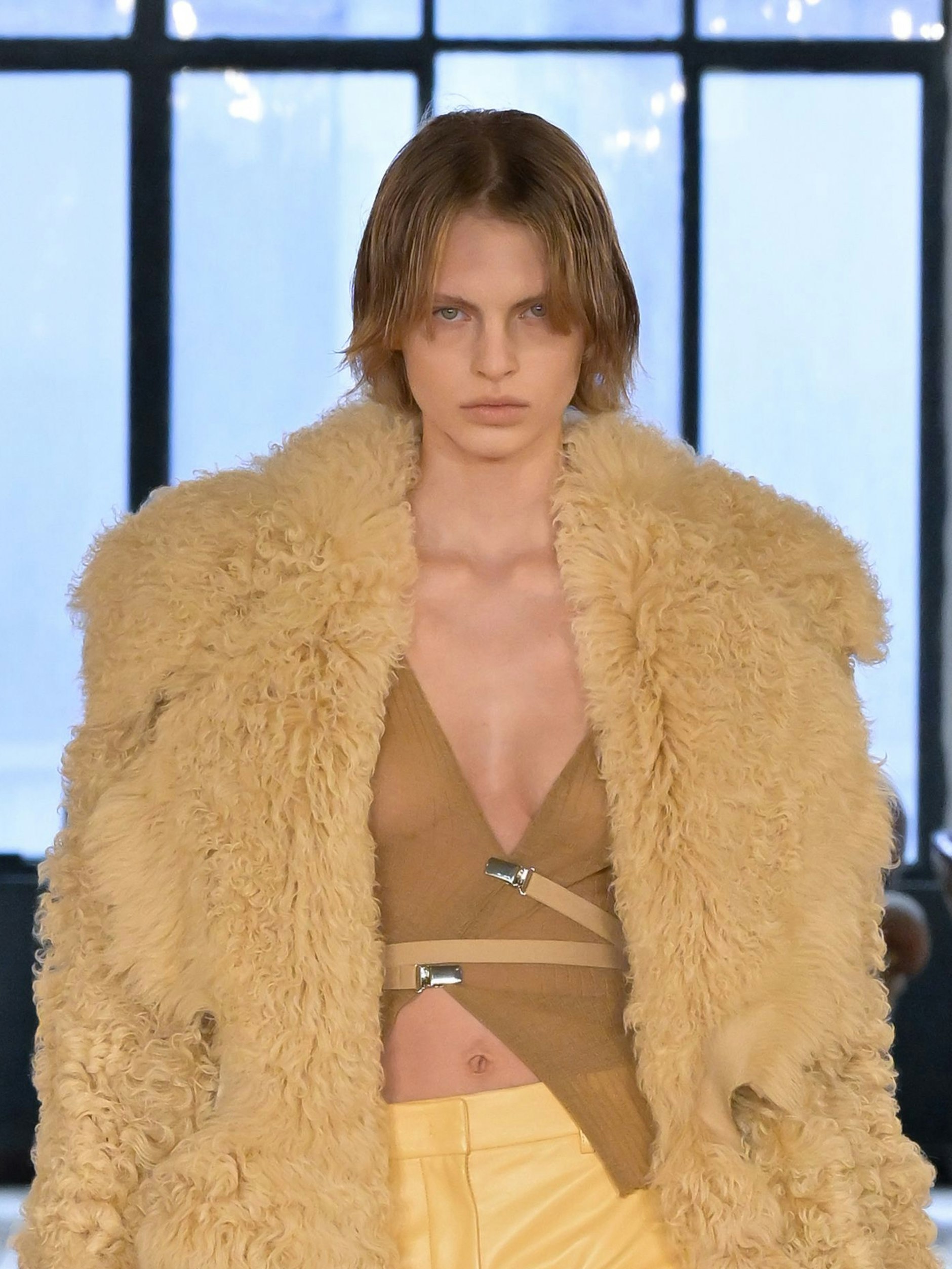 Bei Sportmax trägt ein Modell einen etwas längeren Messy Bob, mit Mittelscheitel und einem angedeuteten überlangen Pony.