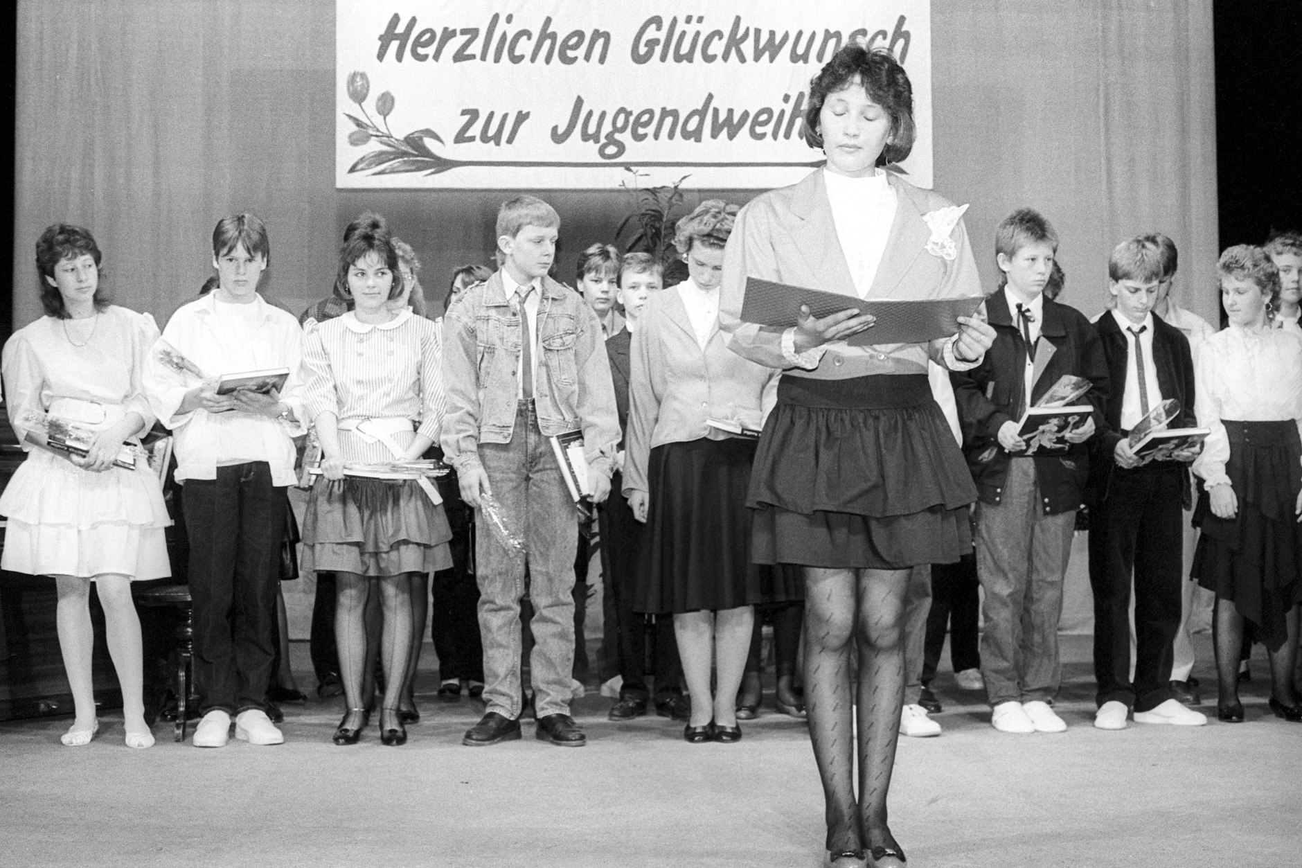Mit Feinstrumpfhose und Redebeitrag. Bei der Jugendweihe in der DDR sollten Schüler ihr Bekenntnis zum sozialistischen Staat bekräftigen.&nbsp;
