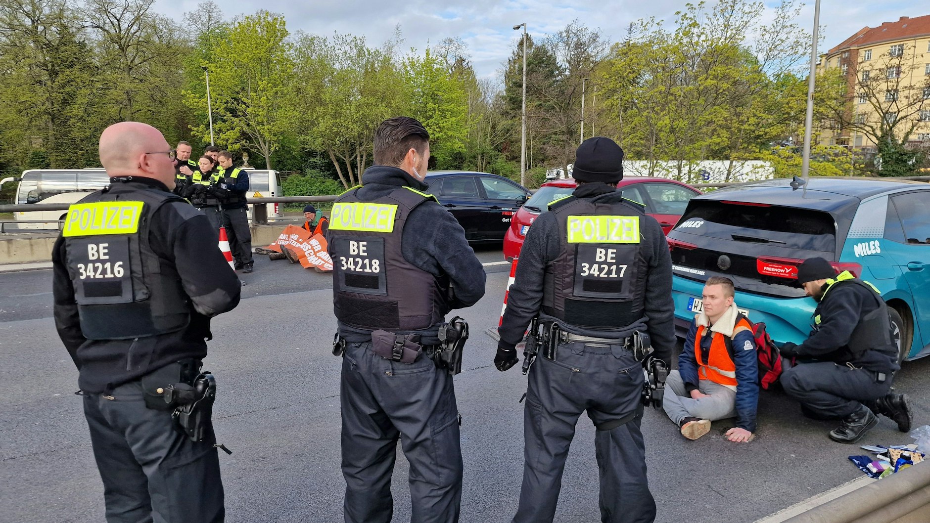 Aktivisten der Gruppierung Letzte Generation haben sich am Morgen auf der Autobahn 100 kurz vor dem Spandauer Damm festgeklebt. Polizisten sind im Einsatz, um die Blockade aufzulösen. 