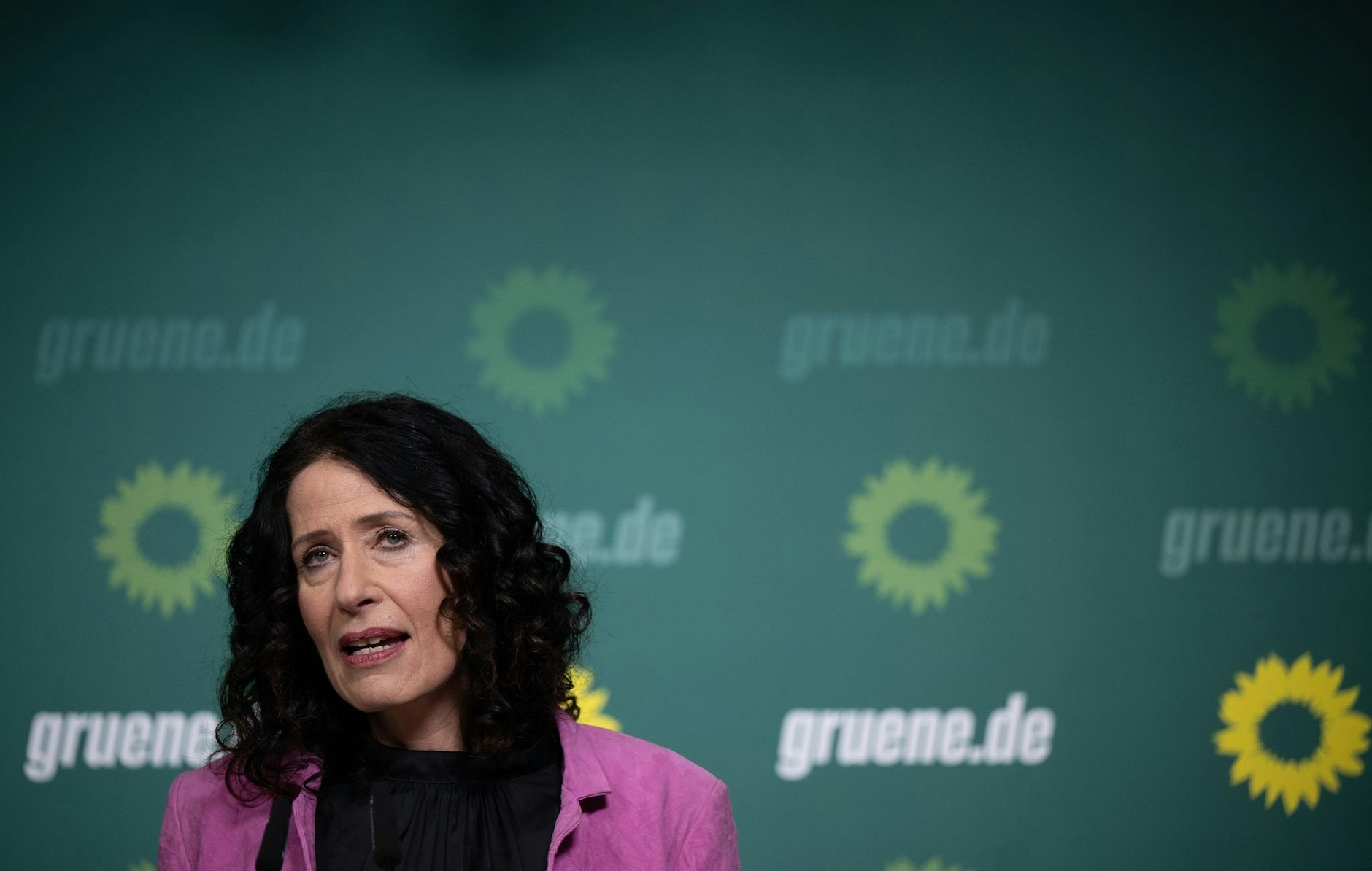 ARCHIV - Bettina Jarasch (Bündnis 90/Die Grünen) spricht während einer Pressekonferenz.  