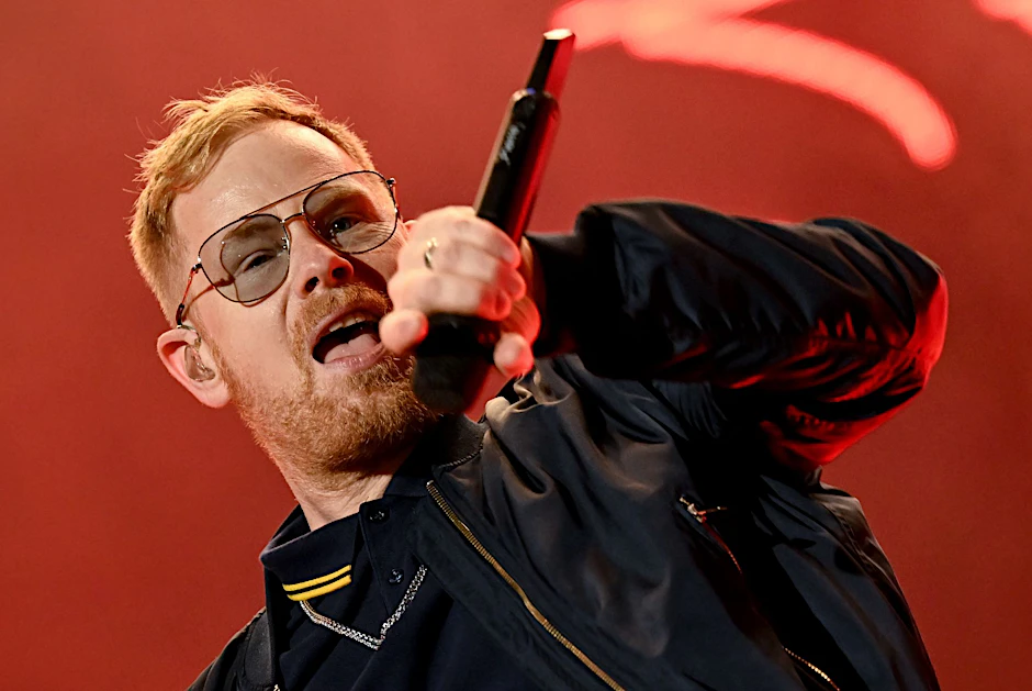 ARCHIV - Der Sänger Peter Fox von der Band Seeed steht auf der Bühne.  