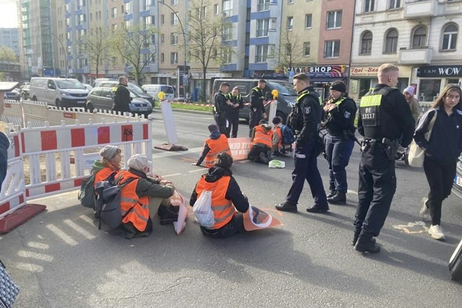 Klimaaktivisten blockieren die Frankfurter Allee. 