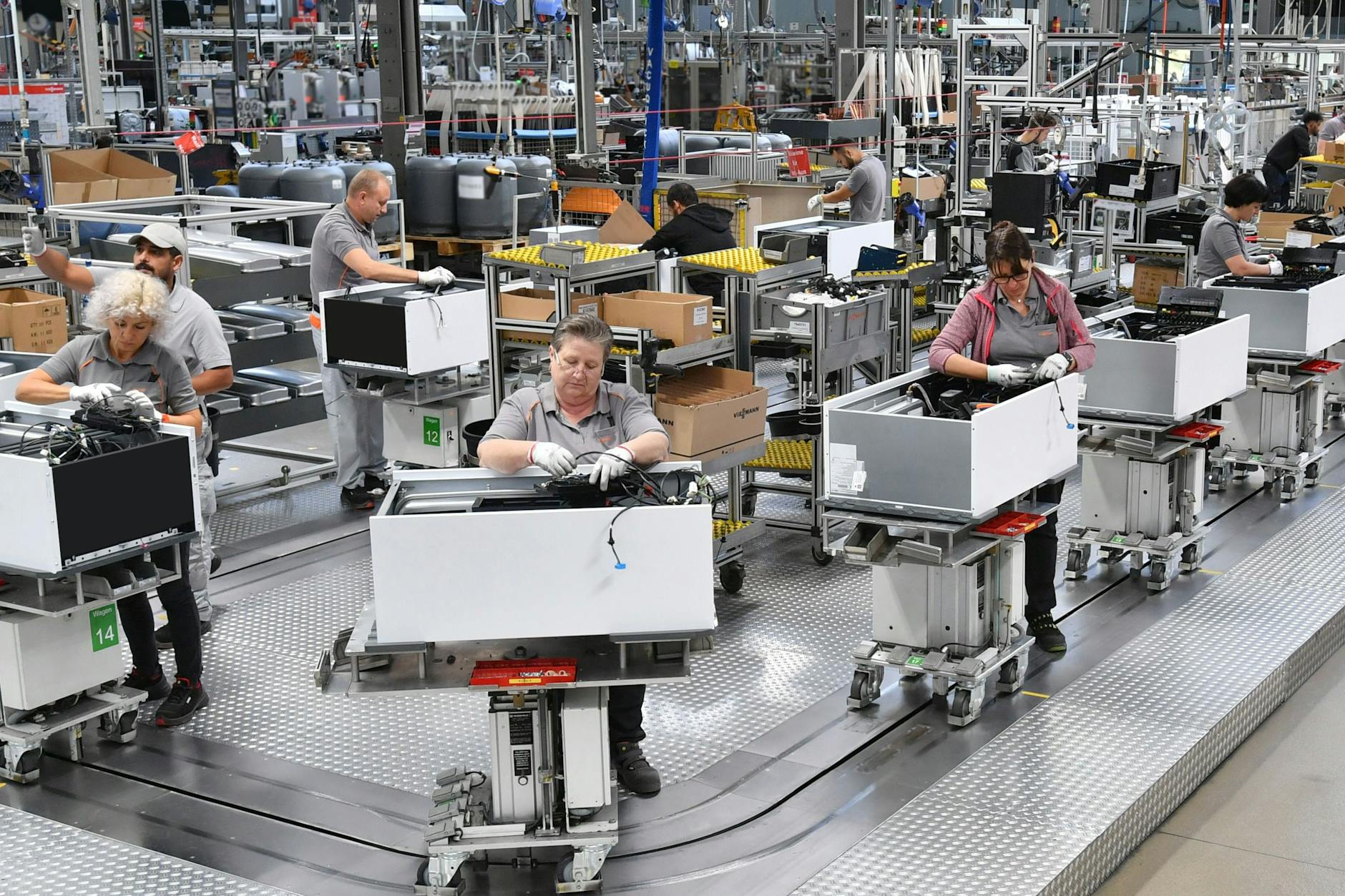 Die Fertigungshalle für Wärmepumpen bei Viessmann in Hessen