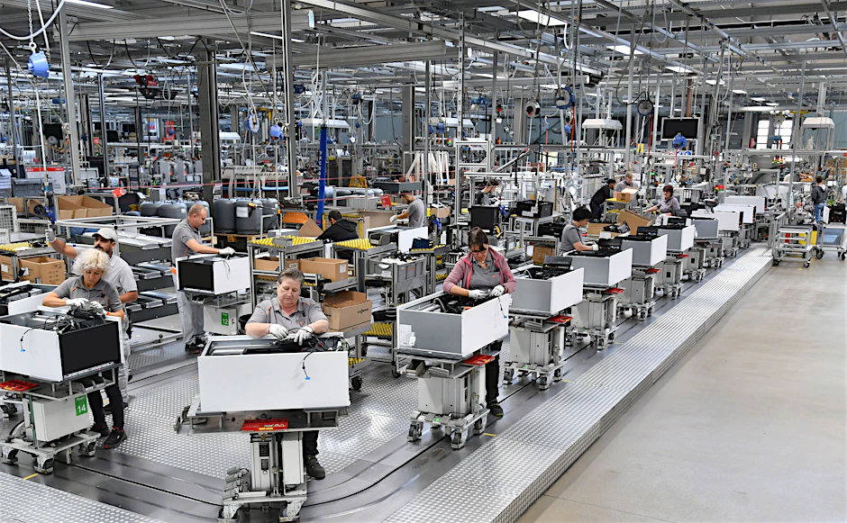 Die Fertigungshalle für Wärmepumpen bei Viessmann in Hessen