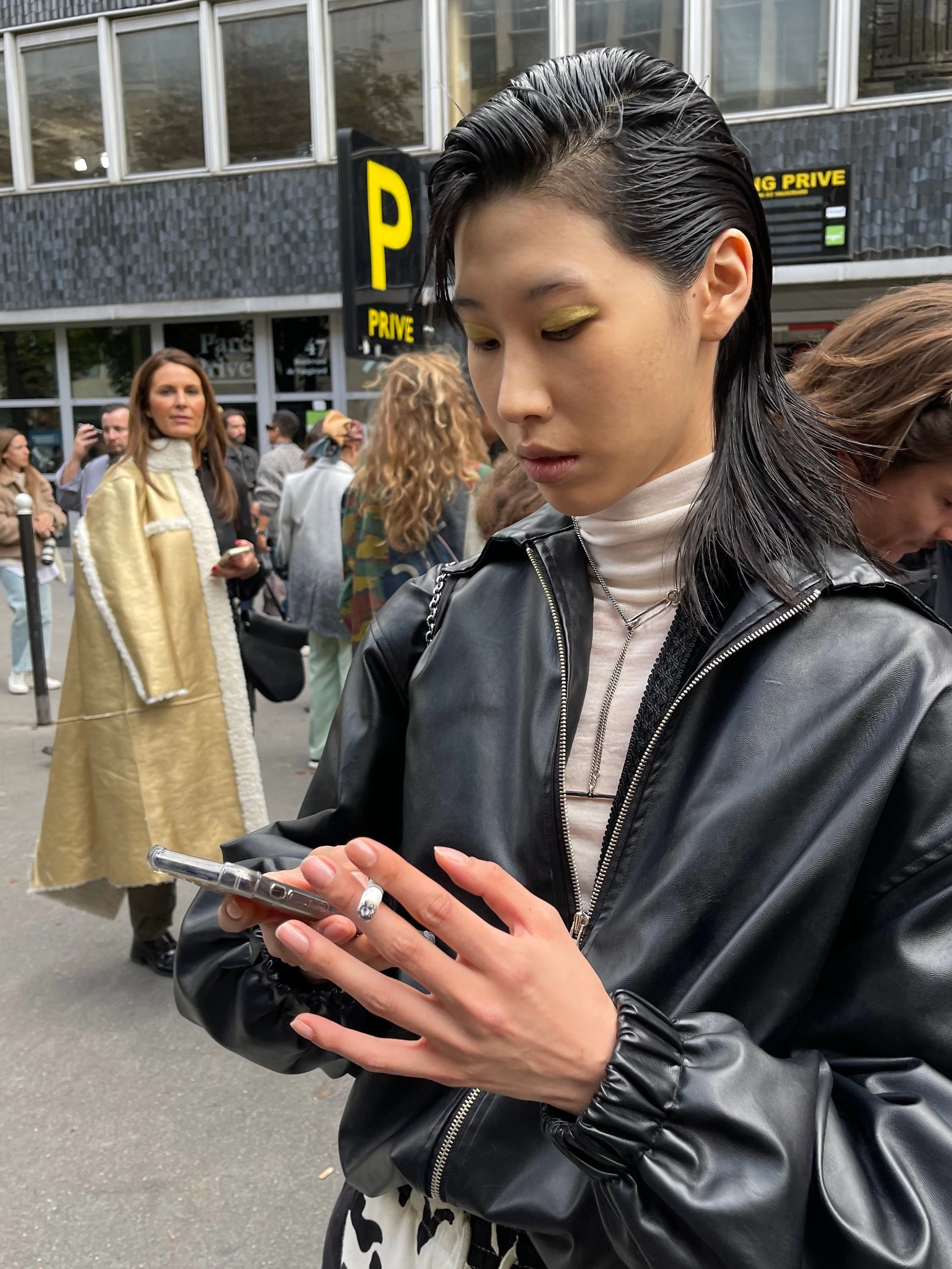 Die Haare dieses Models wurden für die Dries-Van-Noten-Show im Wet-Look nach hinten gestylt.&nbsp;