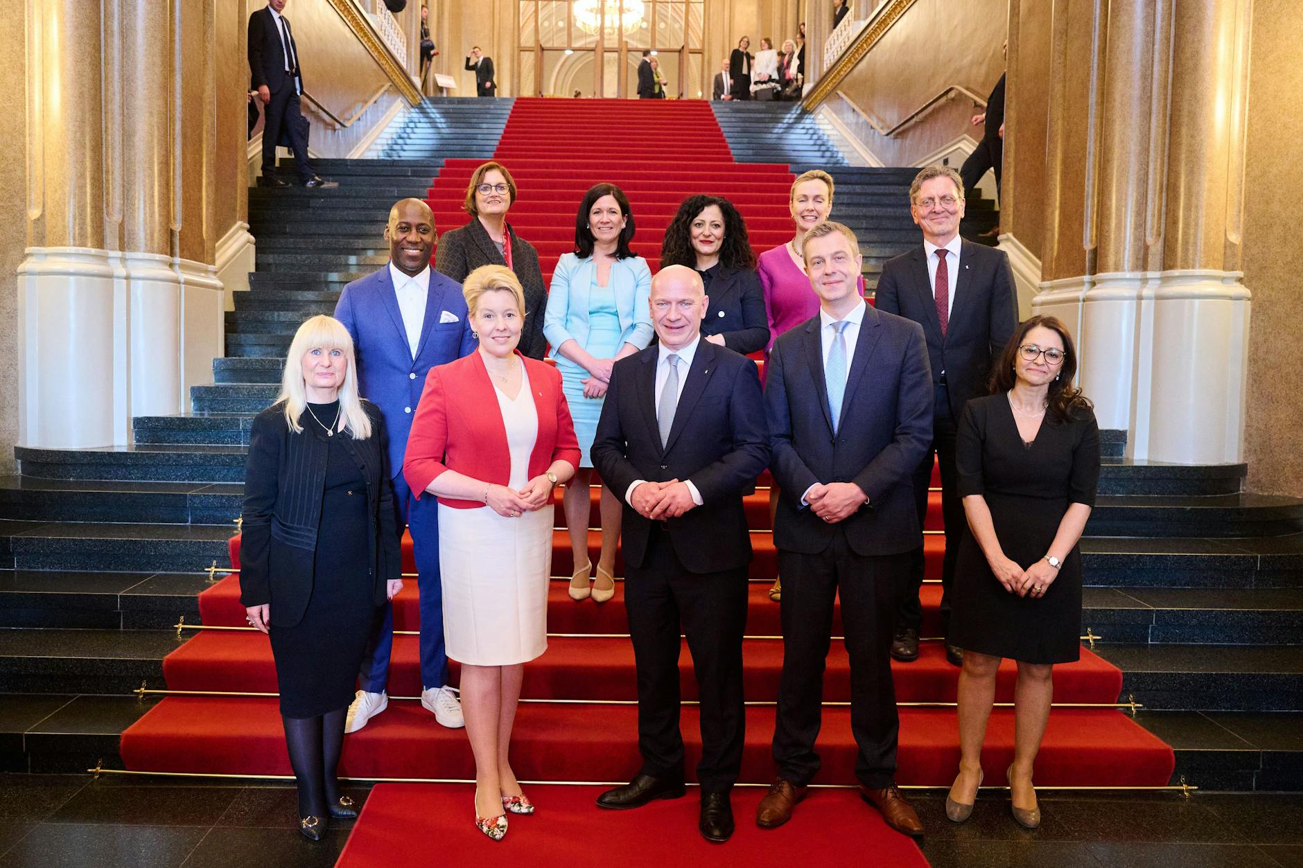 Die neuen Senatorinnen und Senatoren von CDU und SPD mit ihrem Regierenden Bürgermeister Kai Wegner. 